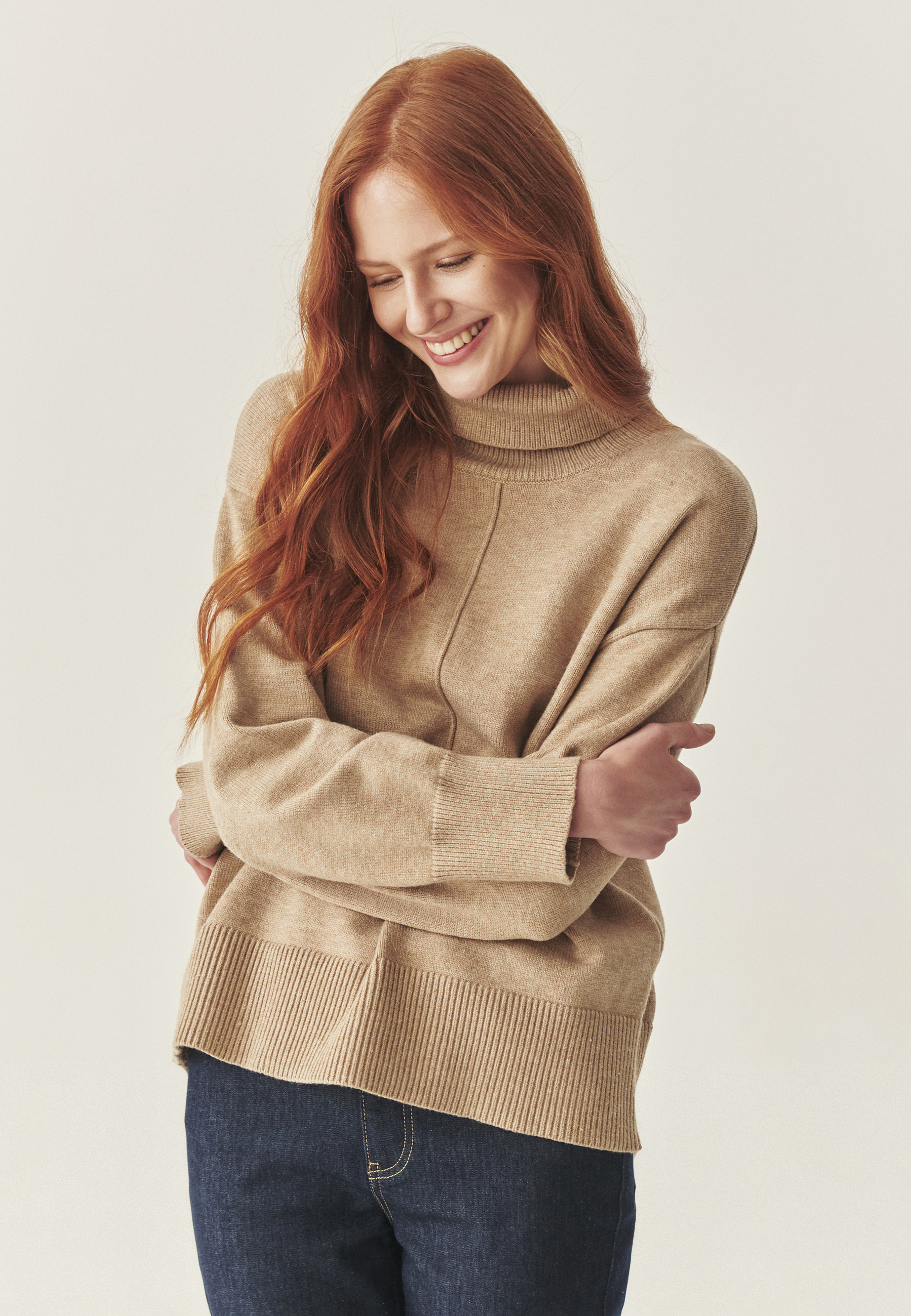 OHLAPEN PULOVER Z VISOKIM OVRATNIKOM - AKEMI BEŽ 2