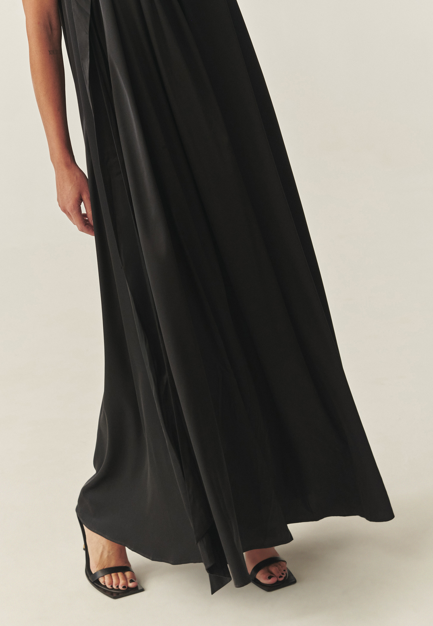 TKANINOWA SATYNOWA SUKIENKA MAXI BEZ RĘKAWÓW — LENORA CZARNY 2