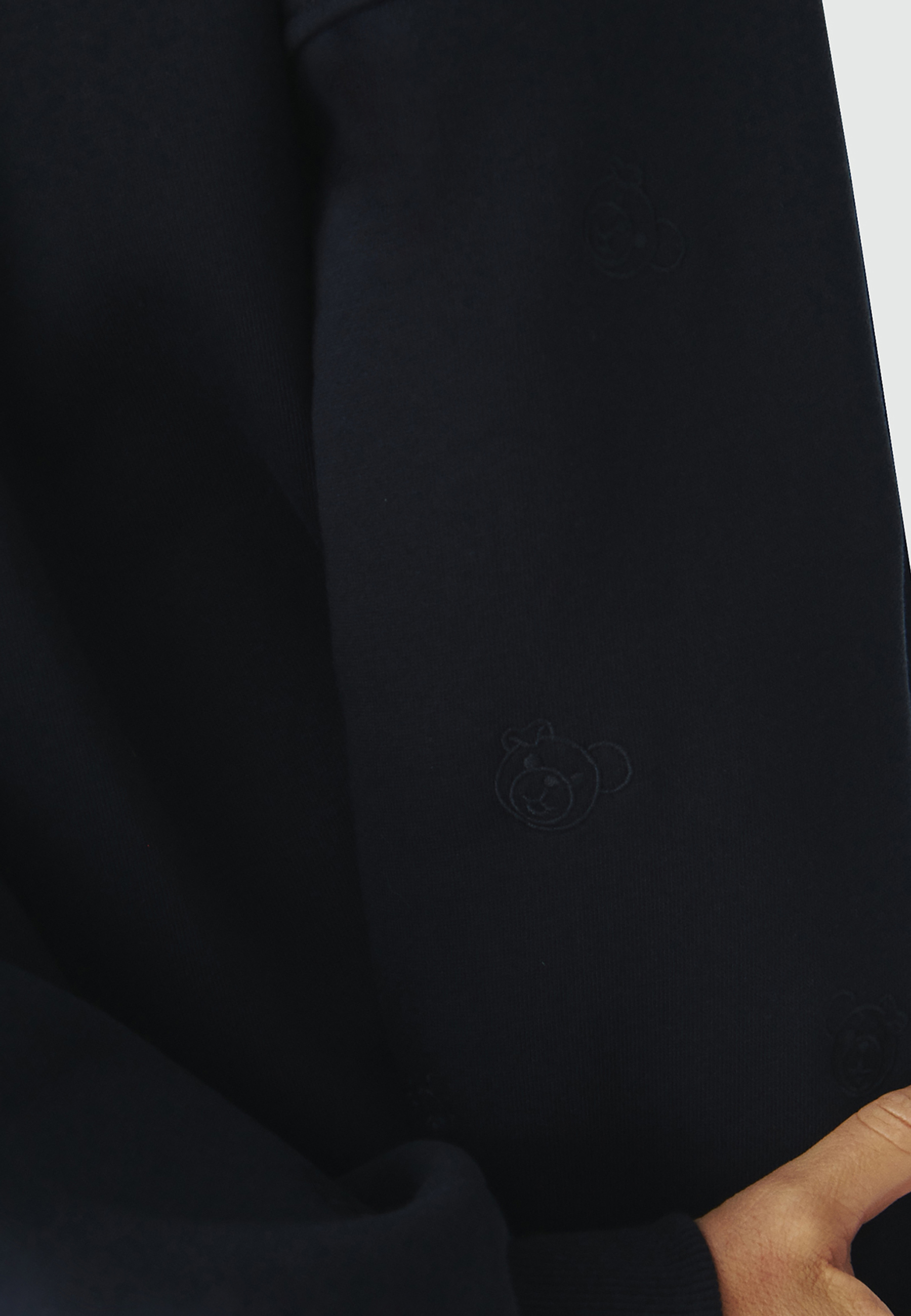 DZIANINOWA BLUZA DAMSKA Z WYSZYWANYMI RĘKAWAMI I MOTYWEM MISIA USZATKA — FAME GRANATOWY 2