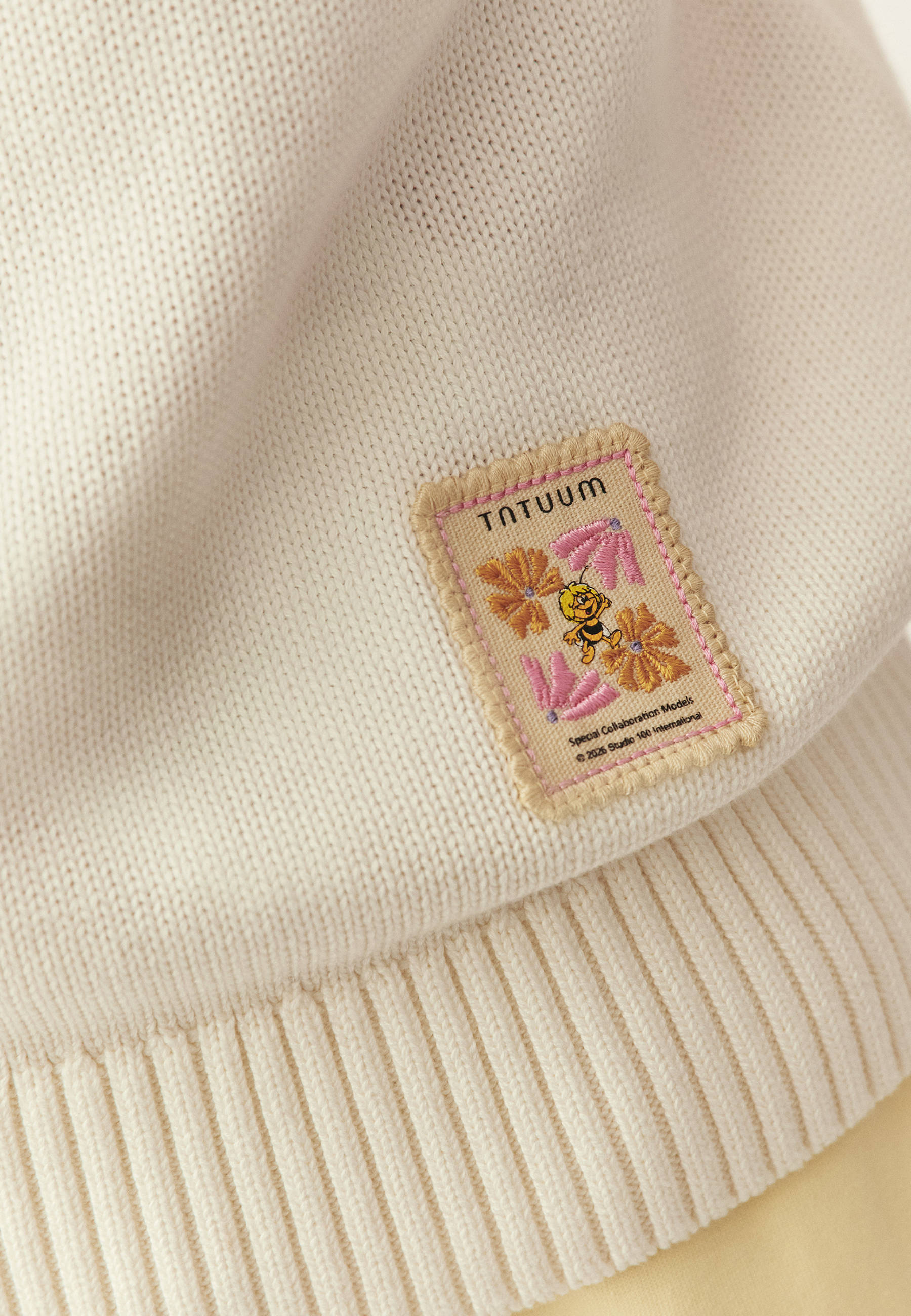 SVETER S JARNOU VÝŠIVKOU – MAY