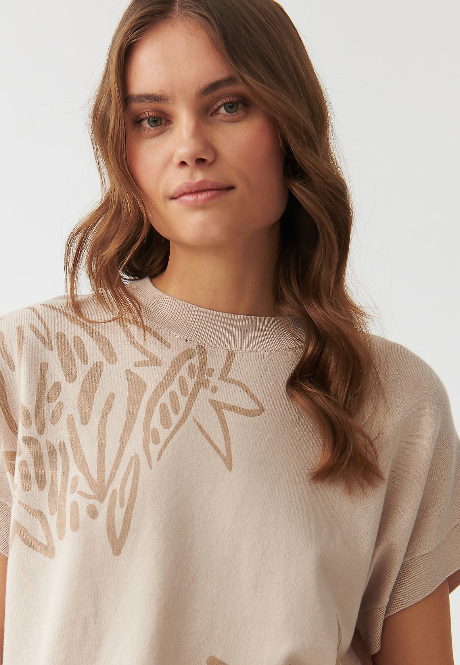 WZORZYSTY SWETER DAMSKI Z KRÓTKIM KIMONOWYM RĘKAWEM - LIMIKO 1 WZORZYSTY SWETER DAMSKI Z KRÓTKIM KIMONOWYM RĘKAWEM - LIMIKO 1 BEŻOWY 95972