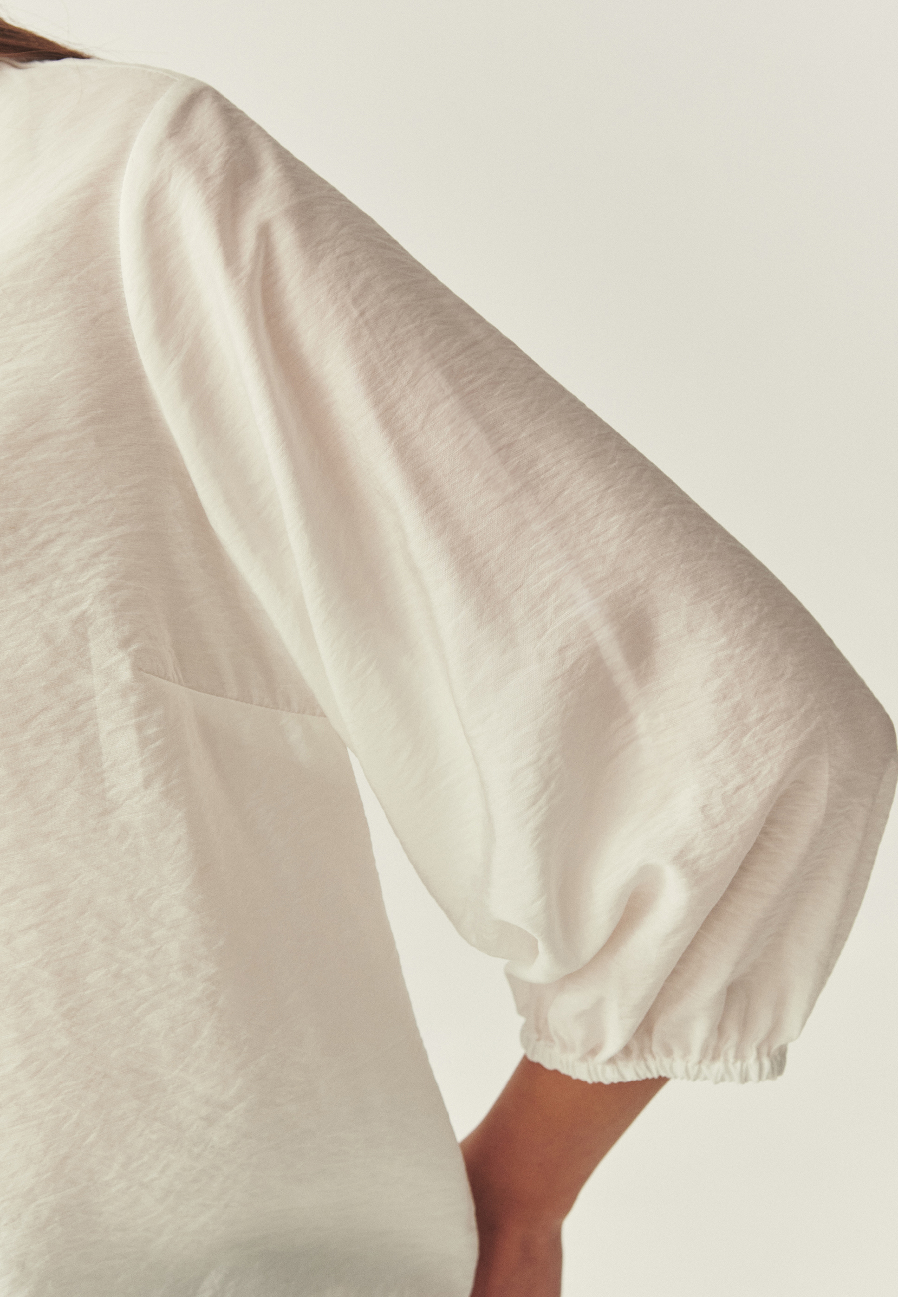 HEDVÁBNÁ BLŮZA S MAŠLÍ U VÝSTŘIHU - MIRVA BÍLÁ 2