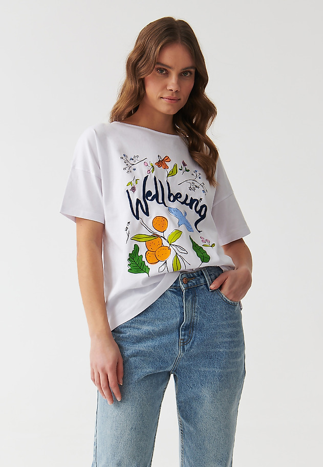 BAWEŁNIANY OVERSIZOWY T-SHIRT DAMSKI Z MIEJSCOWYM NADRUKIEM - MIZA BAWEŁNIANY OVERSIZOWY T-SHIRT DAMSKI Z MIEJSCOWYM NADRUKIEM - MIZA BIAŁY 1