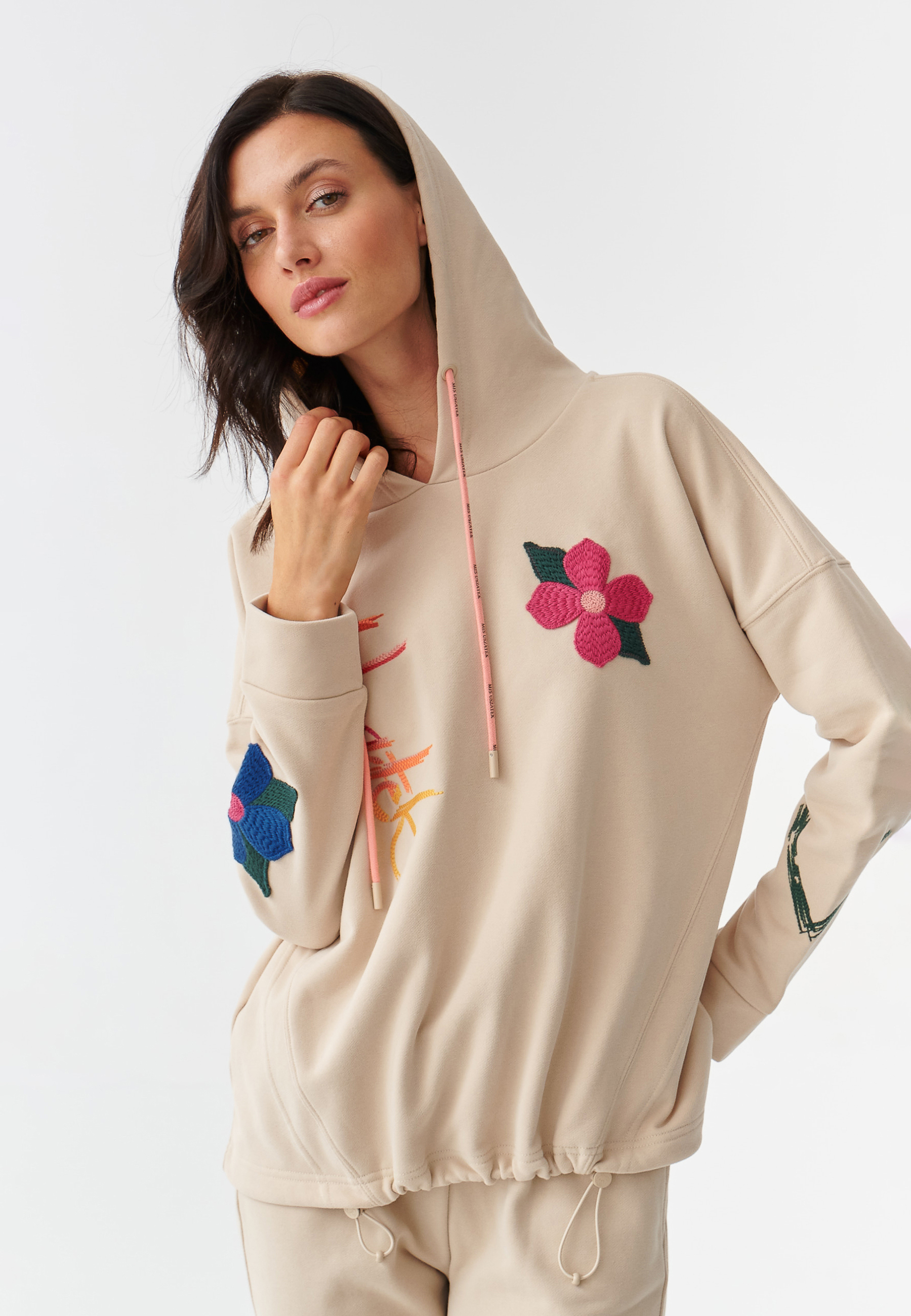 BLUZA DAMSKA Z WIELOBARWNYMI NASZYWKAMI I HAFTAMI JIRKA BEŻOWY 2