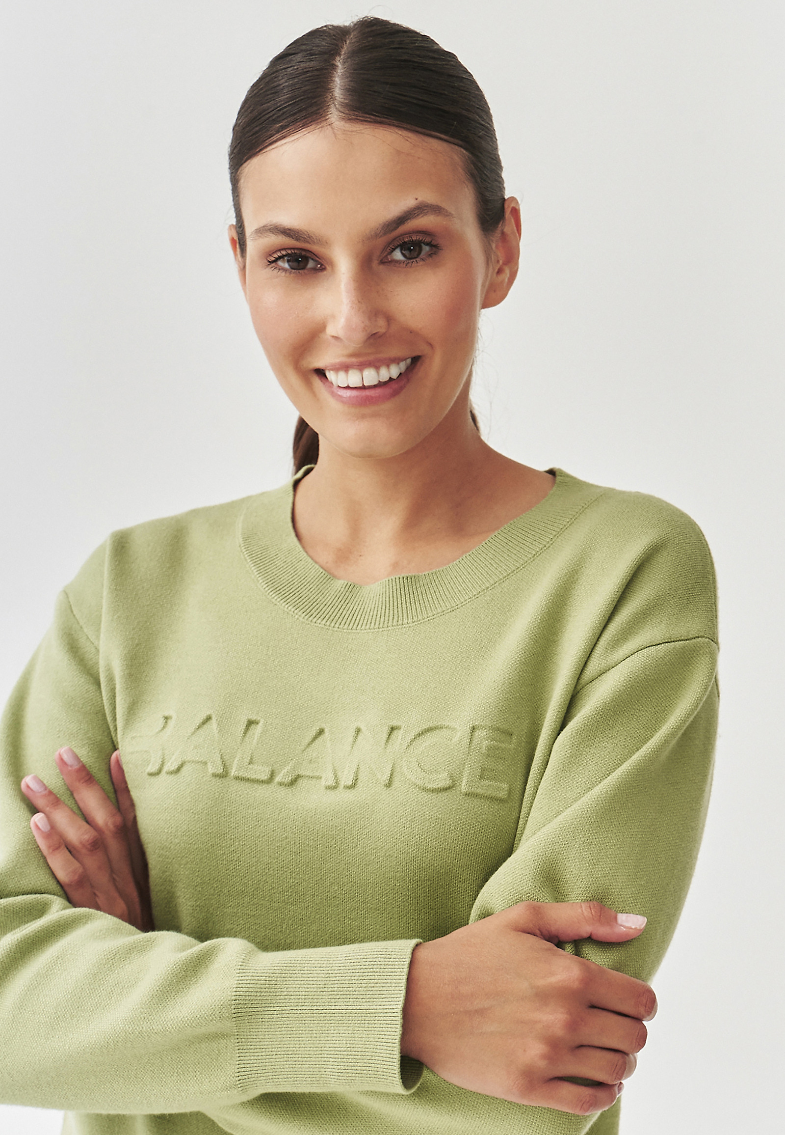 DÁMSKY SVETER S OKRÚHLYM VÝSTRIHOM – BALAMI DÁMSKY SVETER S OKRÚHLYM VÝSTRIHOM – BALAMI ZELENÁ 100950