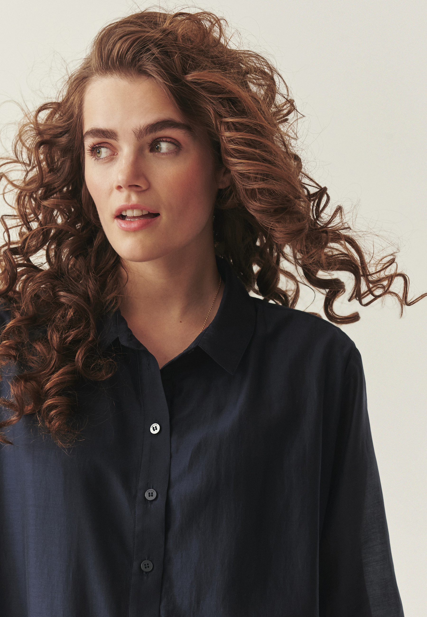 KOSZULA O KROJU BOMBKI Z LYOCELLEM TENCEL™ - DOVELA GRANATOWY 2