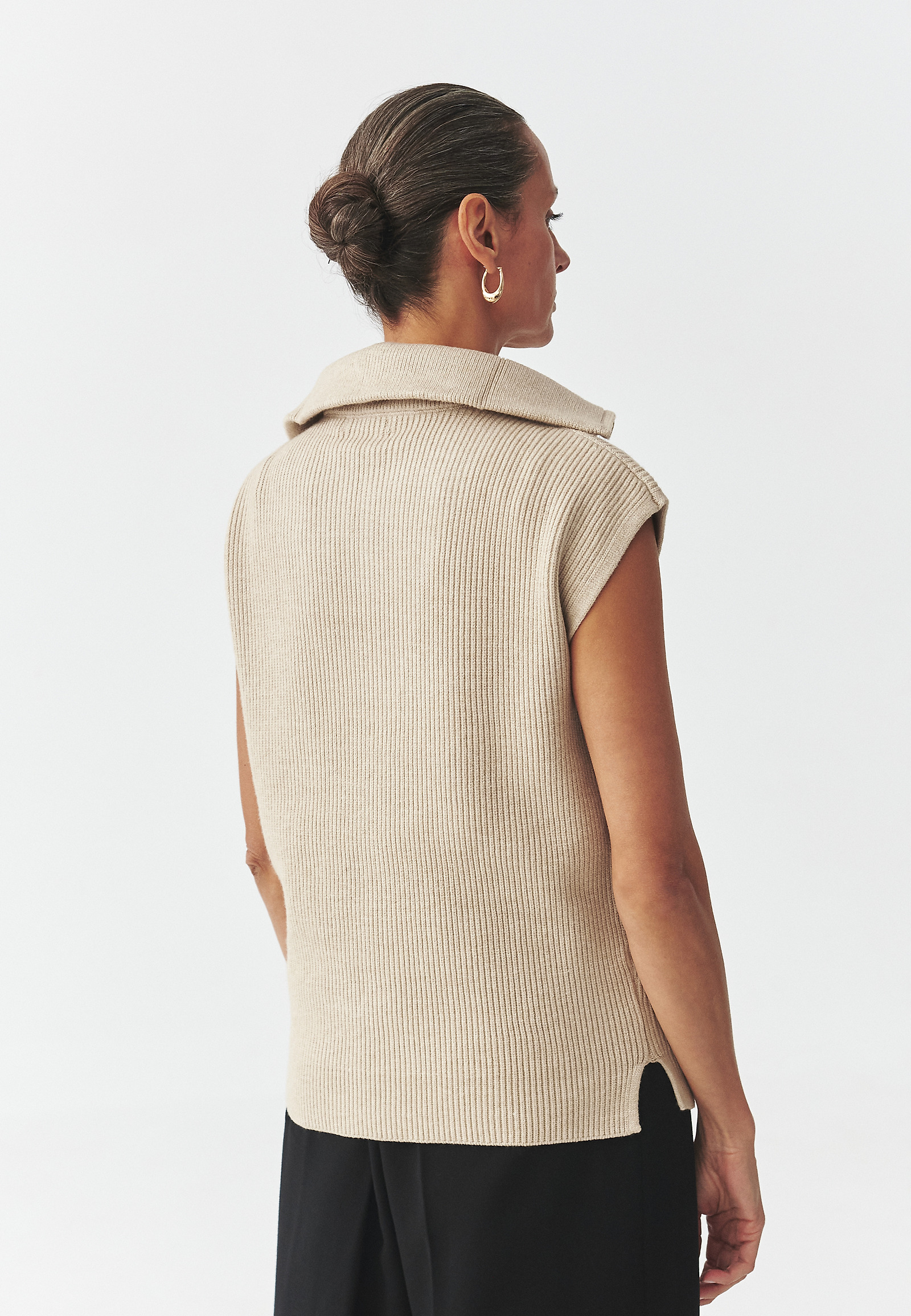 DZIANINOWA KAMIZELKA DAMSKA Z PRZĘDZY — MISAKI DZIANINOWA KAMIZELKA DAMSKA Z PRZĘDZY — MISAKI BEŻOWY 106146