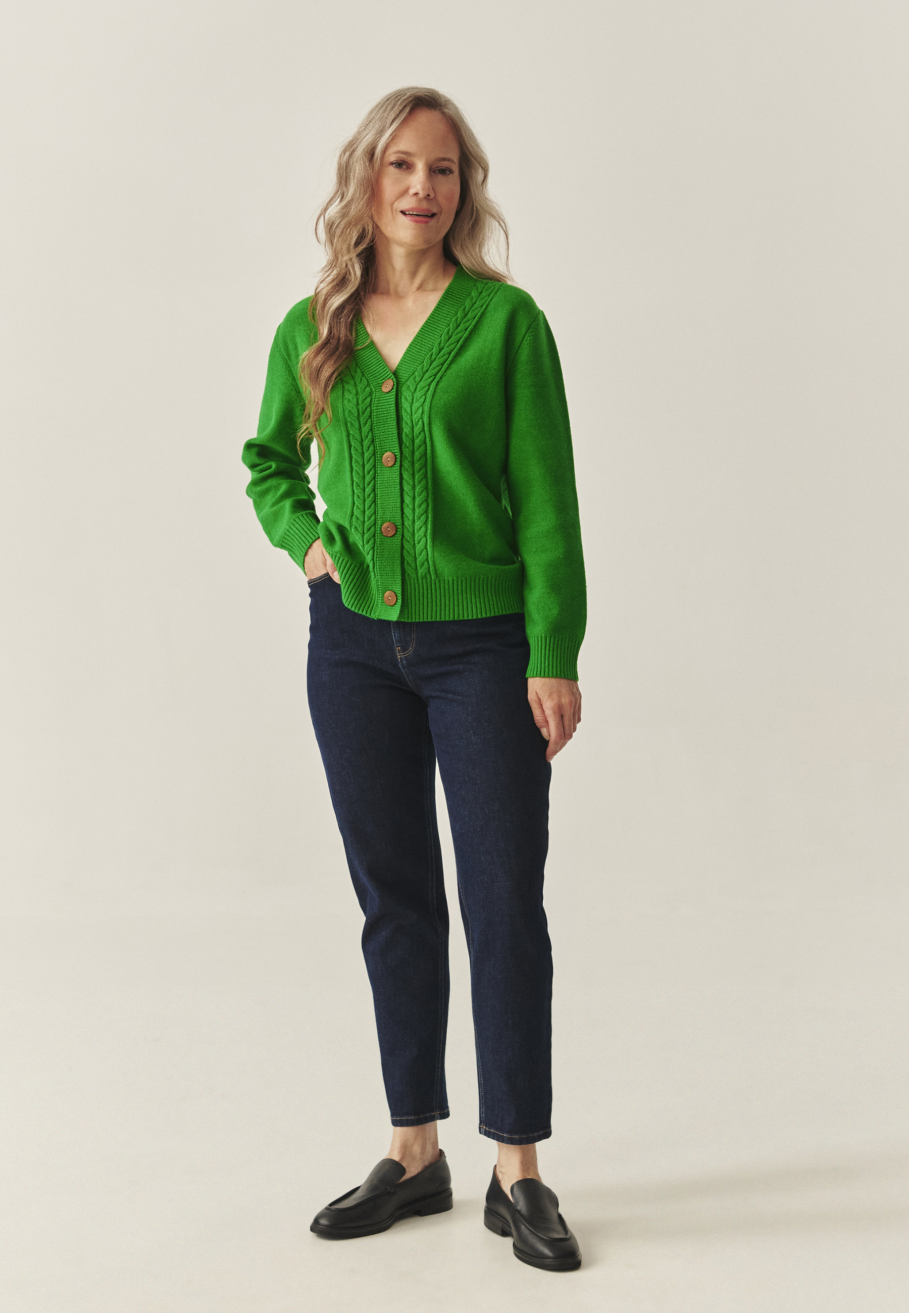 DAMSKI KARDIGAN Z GUZIKAMI I WARKOCZOWYM WZOREM — LILAC 1 ZIELONY 2