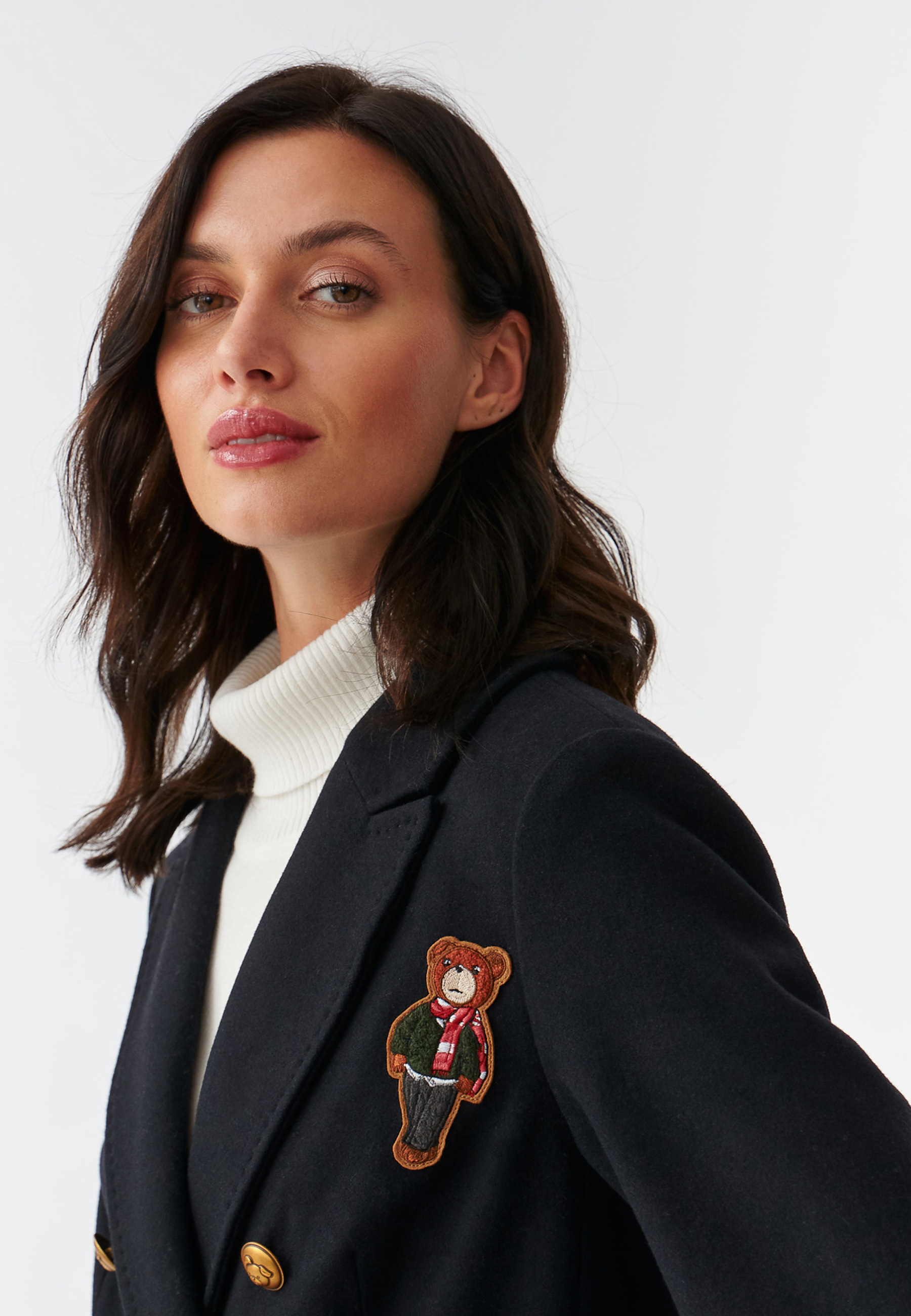 KLASICKÝ DÁMSKÝ KABÁT S NÁŠIVKAMI MEDVÍDKA UŠÁČKA TELMA TMAVĚ MODRÁ 2