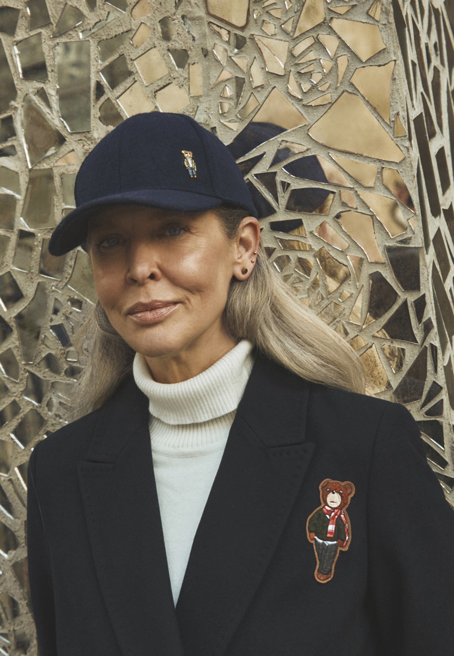 KLASYCZNY SWETER DAMSKI Z GOLFEM Z HAFTOWANYM MISIEM USZATKIEM NEKO ECRU 2