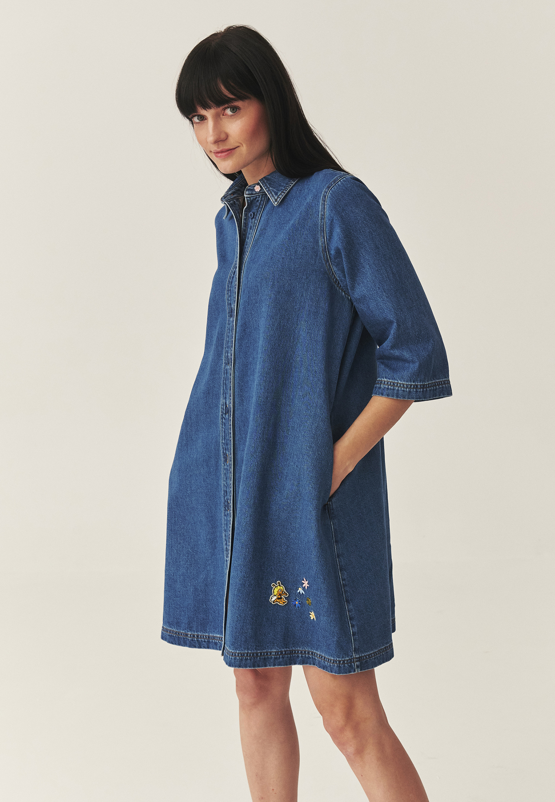 DŽÍNOVÉ ŠATY S VÝŠIVKAMI – TAJA