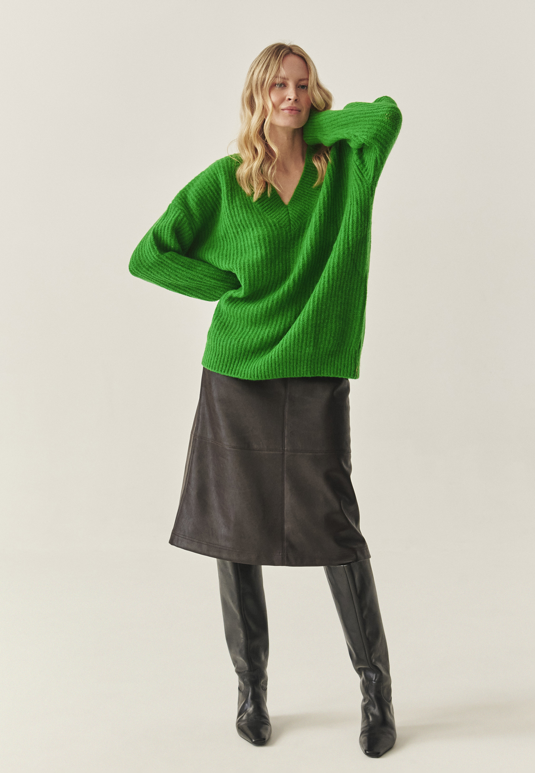 PULOVER DE DAMĂ OVERSIZE CU DECOLTEU ÎN FORMA LITEREI „V” — ONYX VERDE 2