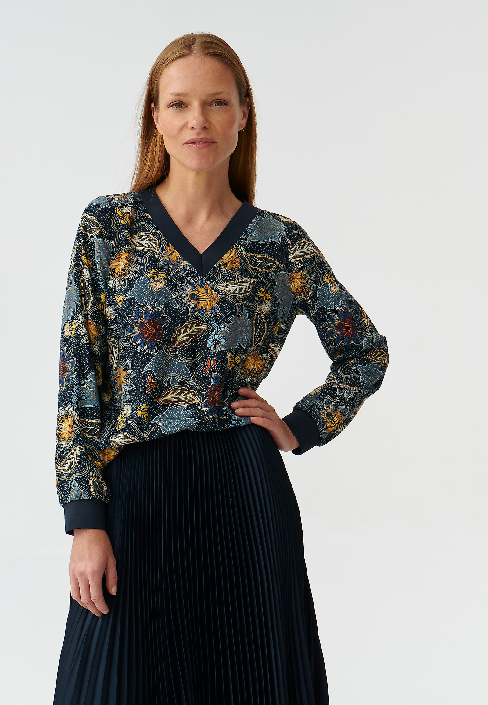 LADIES’ PATTERNED BLOUSE WITH V-SHAPE NECKLINE WIKAMI LADIES’ PATTERNED BLOUSE WITH V-SHAPE NECKLINE WIKAMI MULTICOLOR 90883