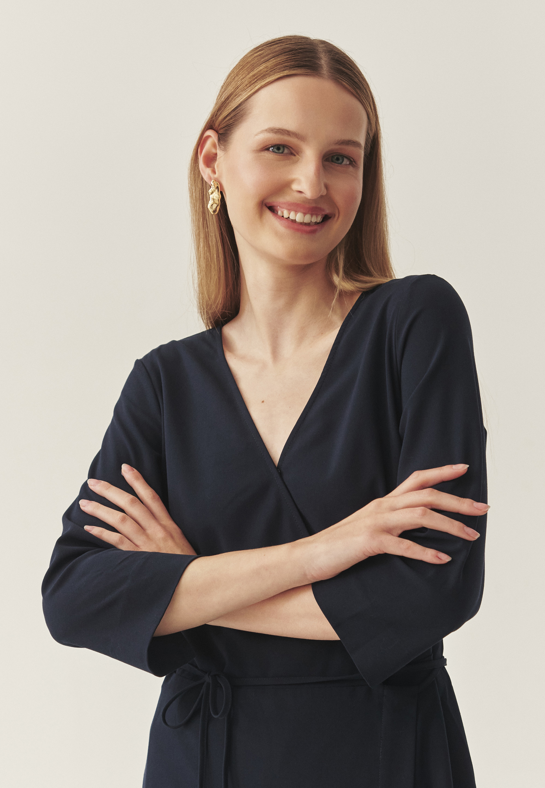 OBLEKA IZ BLAGA Z IZREZOM OVOJNICE - ZEREWIANA TEMNO MODRA 2