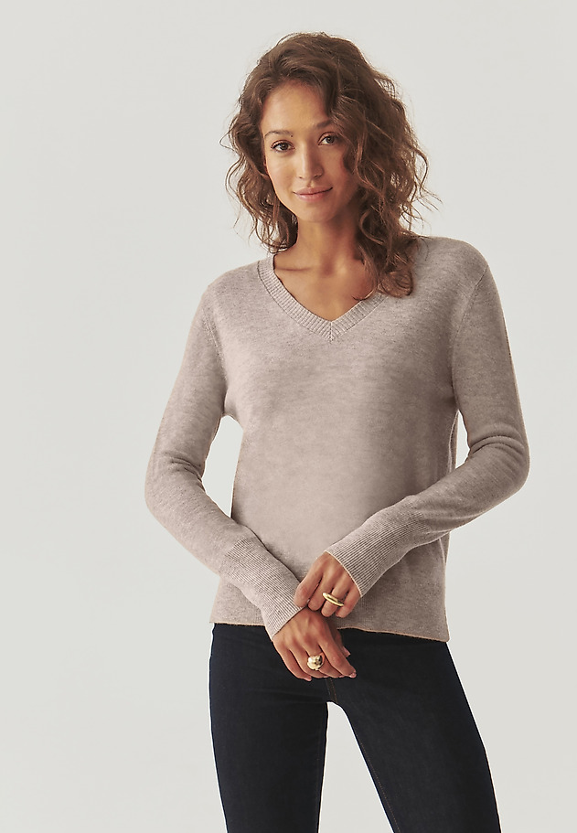 LADIES’ WOOL SWEATER WITH A V-SHAPED NECKLINE - RONI LADIES’ WOOL SWEATER WITH A V-SHAPED NECKLINE - RONI BEŻOWY 1