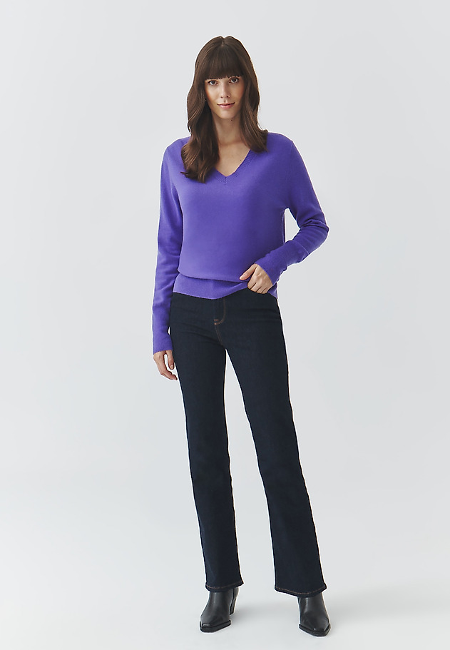 LADIES’ WOOL SWEATER WITH A V-SHAPED NECKLINE - RONI LADIES’ WOOL SWEATER WITH A V-SHAPED NECKLINE - RONI FIOLETOWY 2