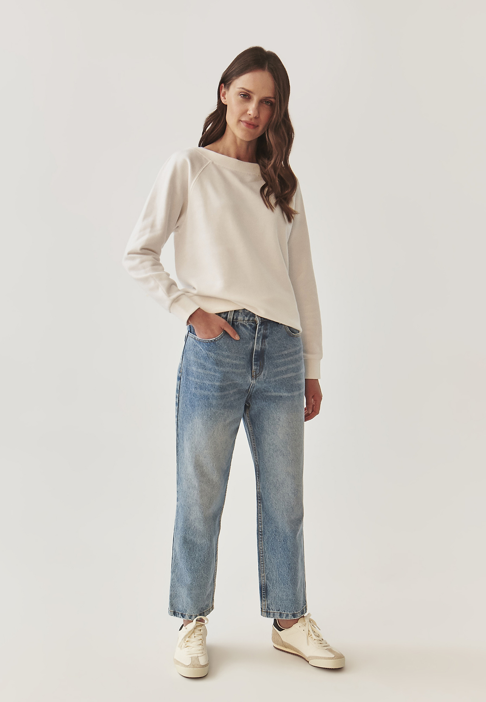 BLUZA DAMSKA Z DEKOLTEM W ŁÓDKĘ - GABBY BLUZA DAMSKA Z DEKOLTEM W ŁÓDKĘ - GABBY ECRU 98947