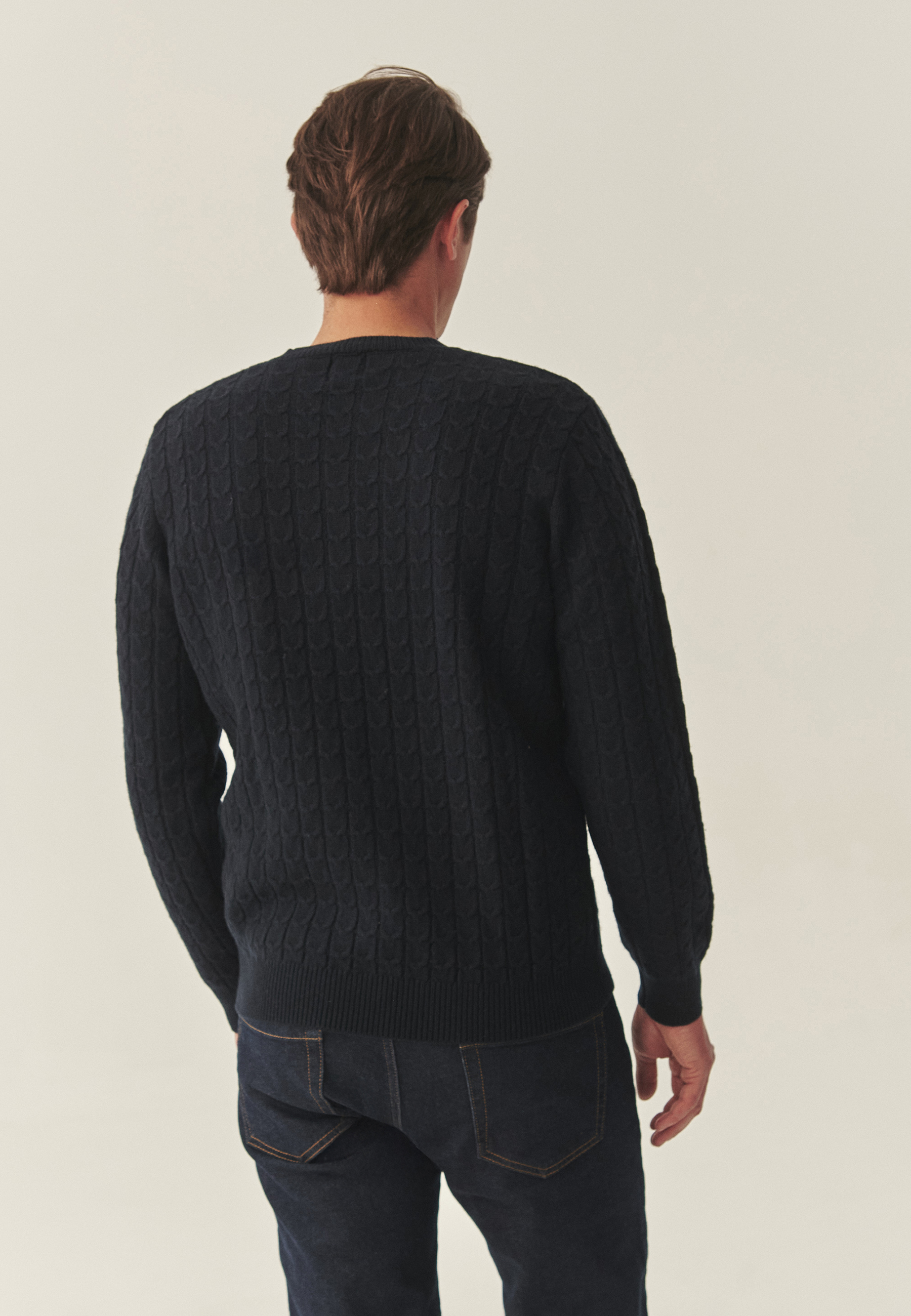 MĘSKI SWETER ZE STRUKTURALNYM WZOREM I MOTYWEM MISIA USZATKA — ANDREW GRANATOWY 2