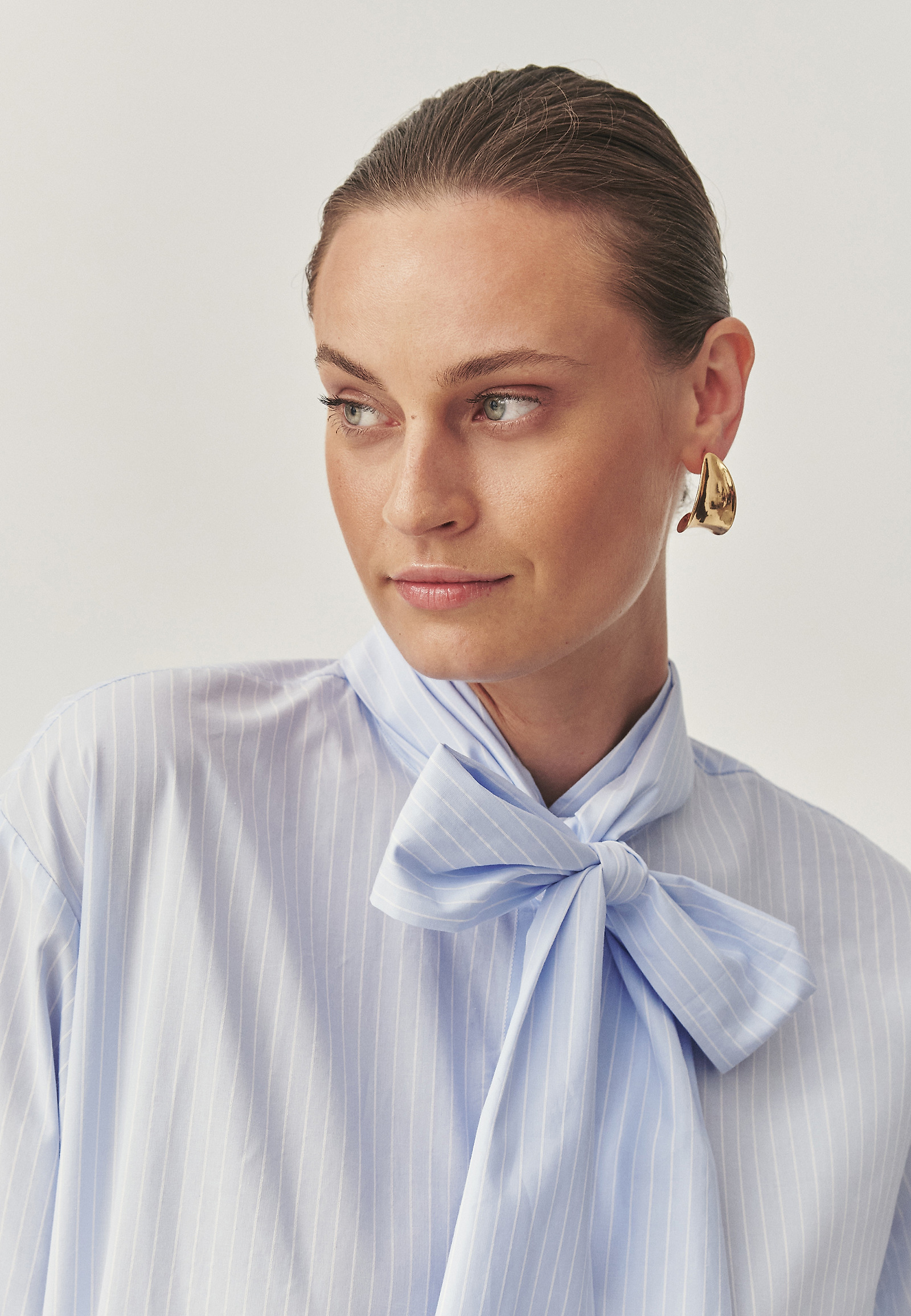 CĂMAȘĂ STILATĂ CU O CRAVATĂ SOPHISTICATĂ - KONA CĂMAȘĂ STILATĂ CU O CRAVATĂ SOPHISTICATĂ - KONA ALBASTRU 114754
