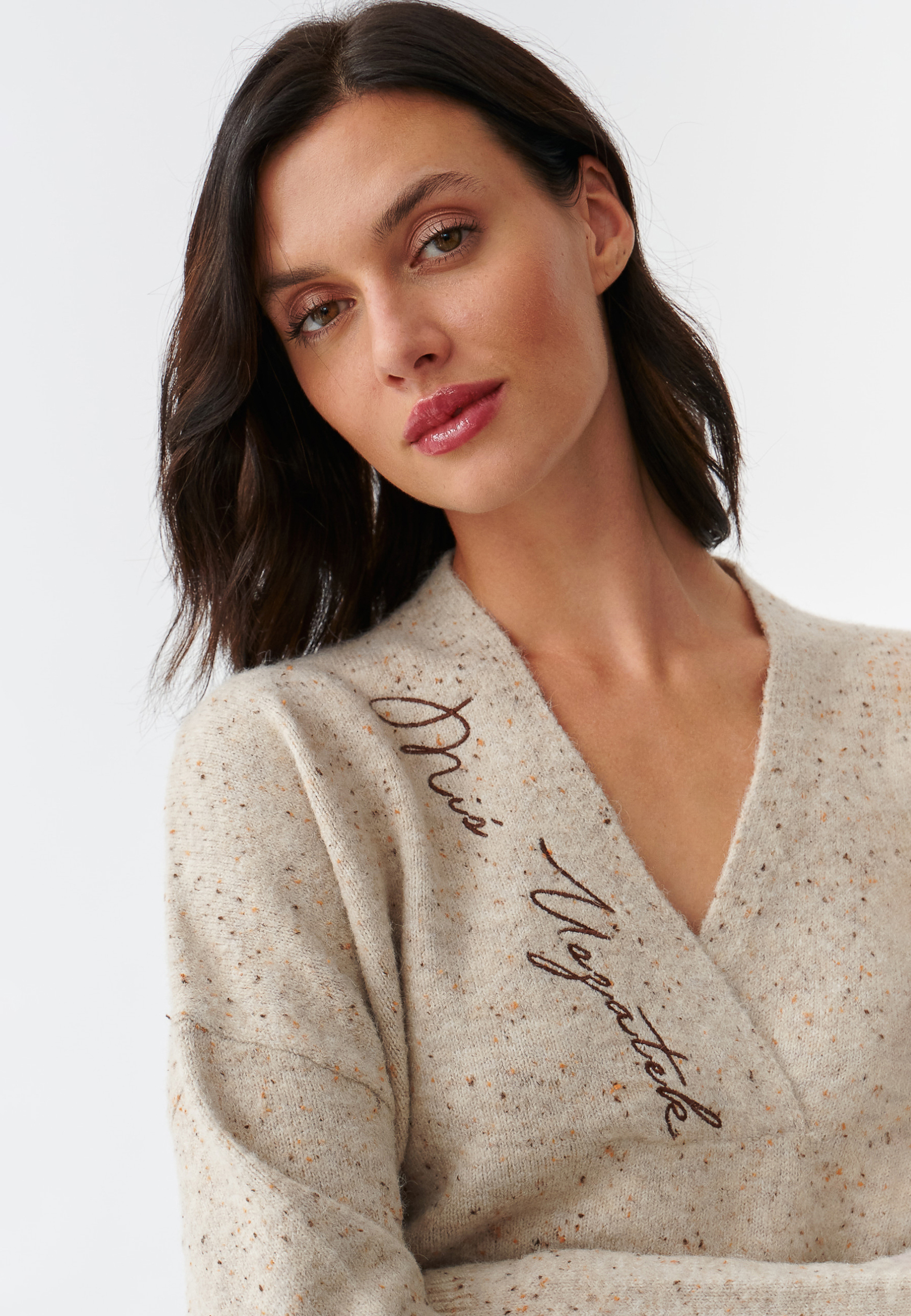 DÁMSKY MELANŽOVÝ SVETER S VÝŠIVKOU TIKO BÉŽOVÁ 2