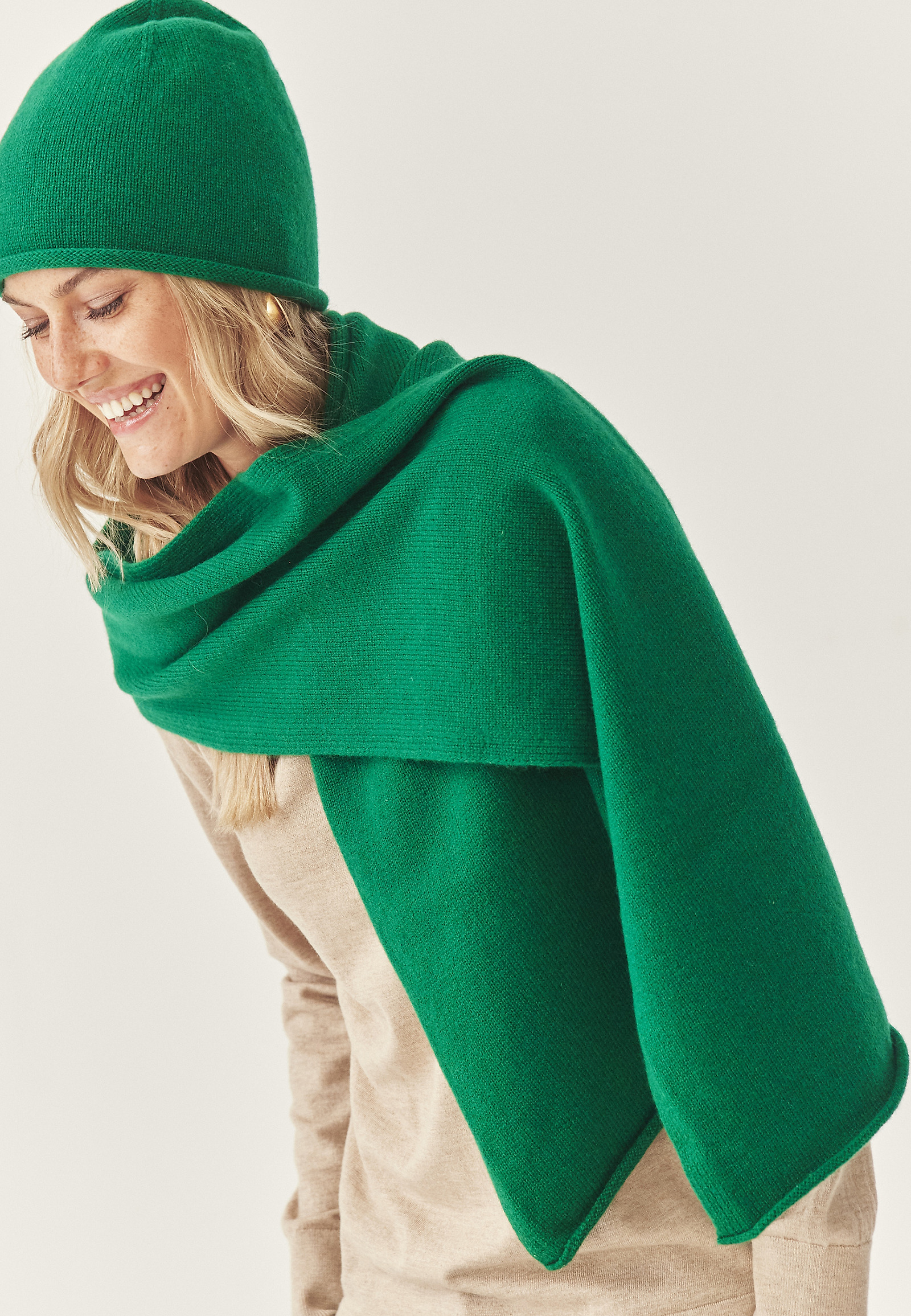 LADIES' WOOLLEN SCARF - ADERAW 1 LADIES' WOOLLEN SCARF - ADERAW 1 GREEN 115110