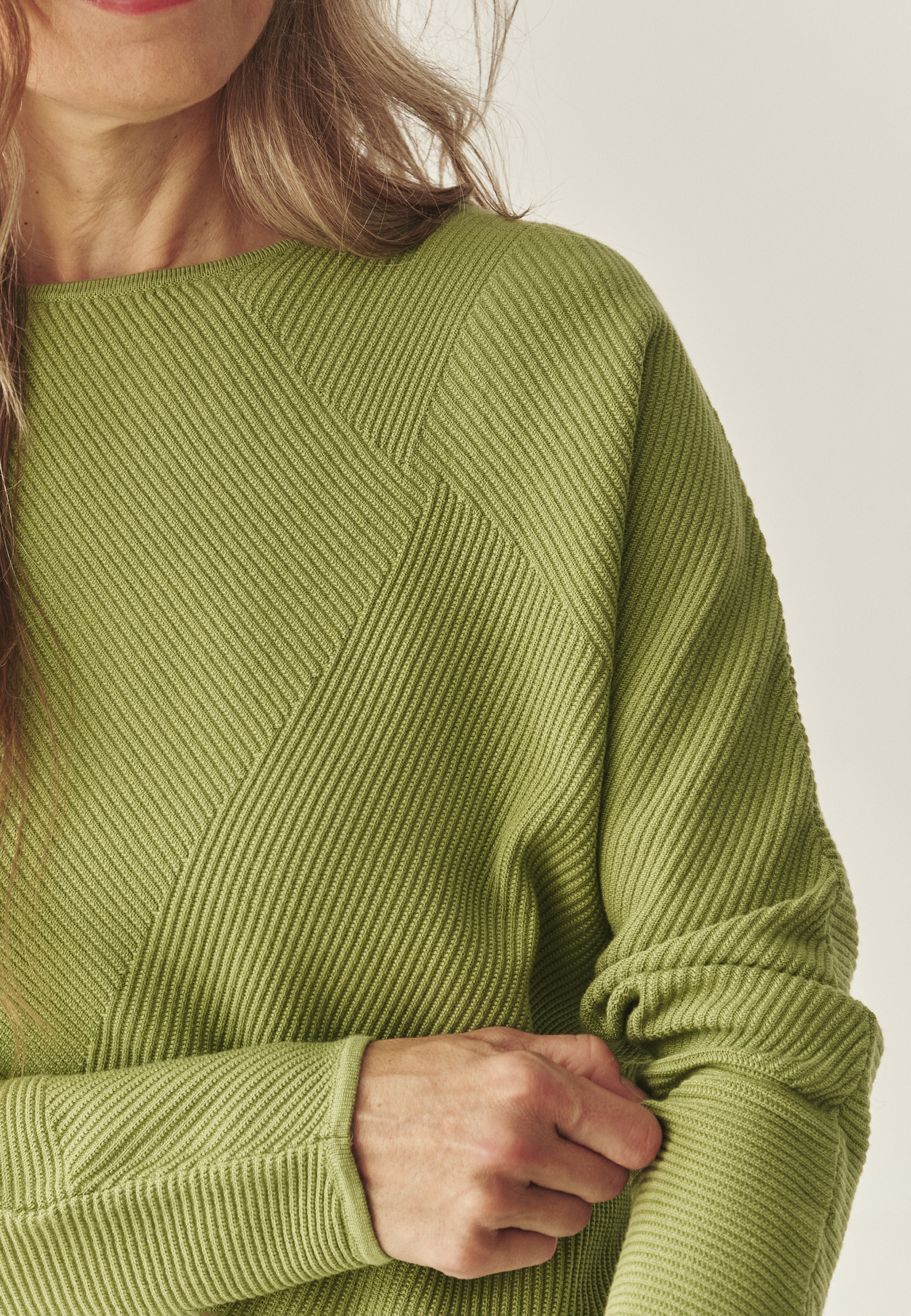 PULOVER DE DAMĂ STRUCTURAL CU DECOLTEU TIP BĂRCUȚĂ - PEGGIE VERDE 2