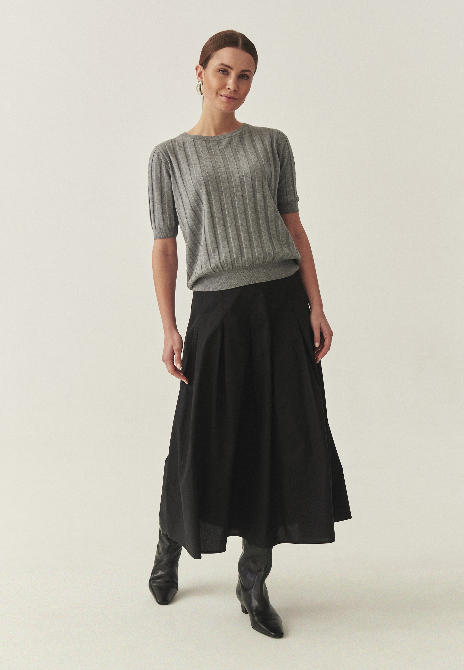 BAVLNENÁ MIDI SUKŇA - PLANOKA ČIERNA 2