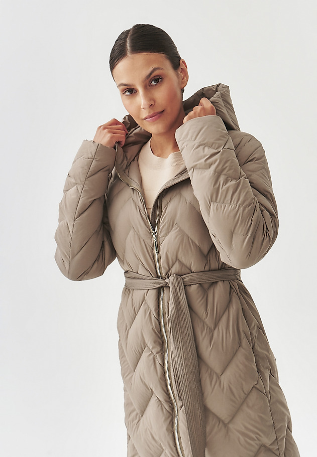 LADIES' PUFF COAT WITH HOOD AND TIE BELT - GAMI LADIES' PUFF COAT WITH HOOD AND TIE BELT - GAMI BEŻOWY 4