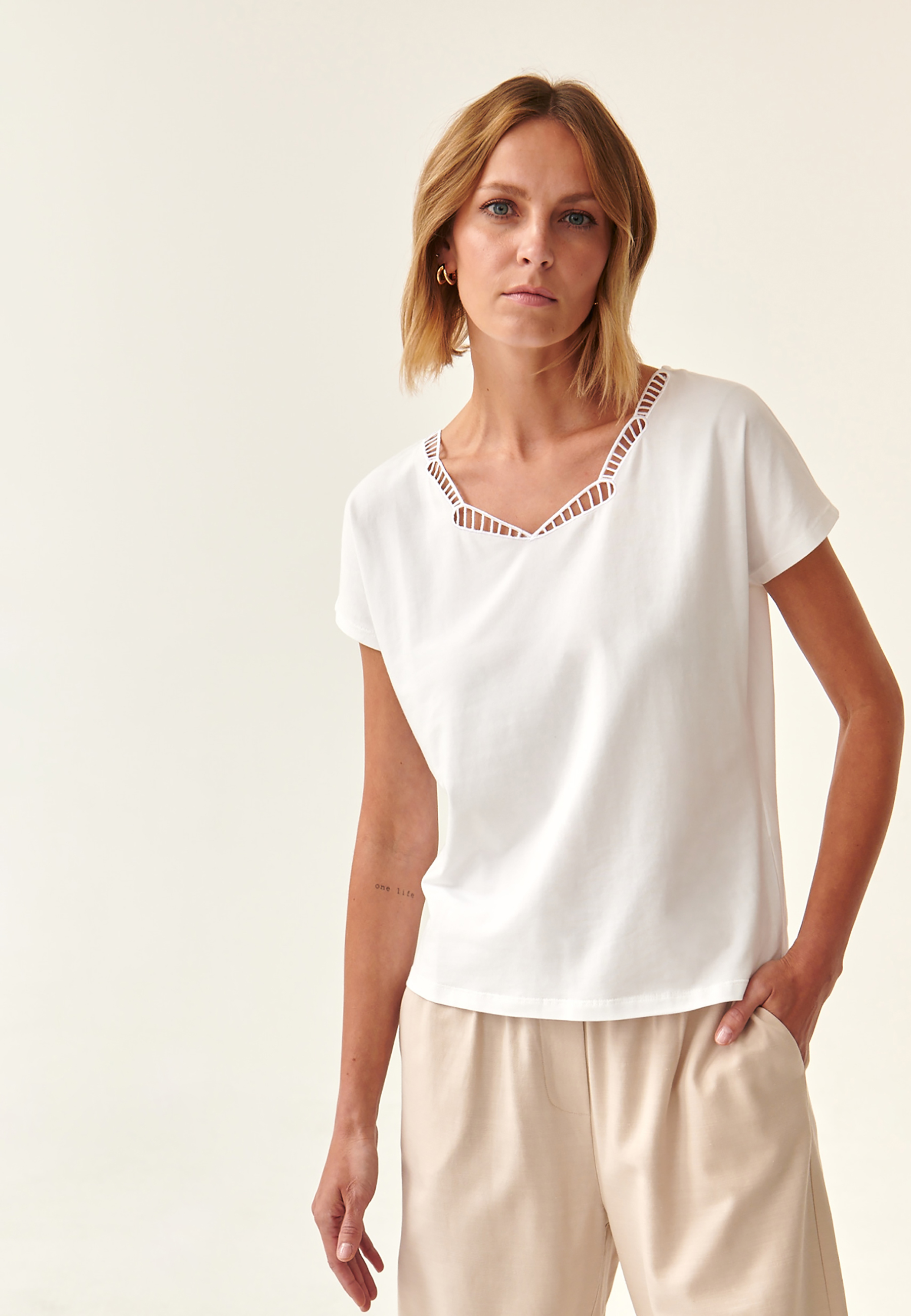 DÁMSKÁ HALENKA S OZDOBNÝM VÝSTŘIHEM RONAMI ECRU 2