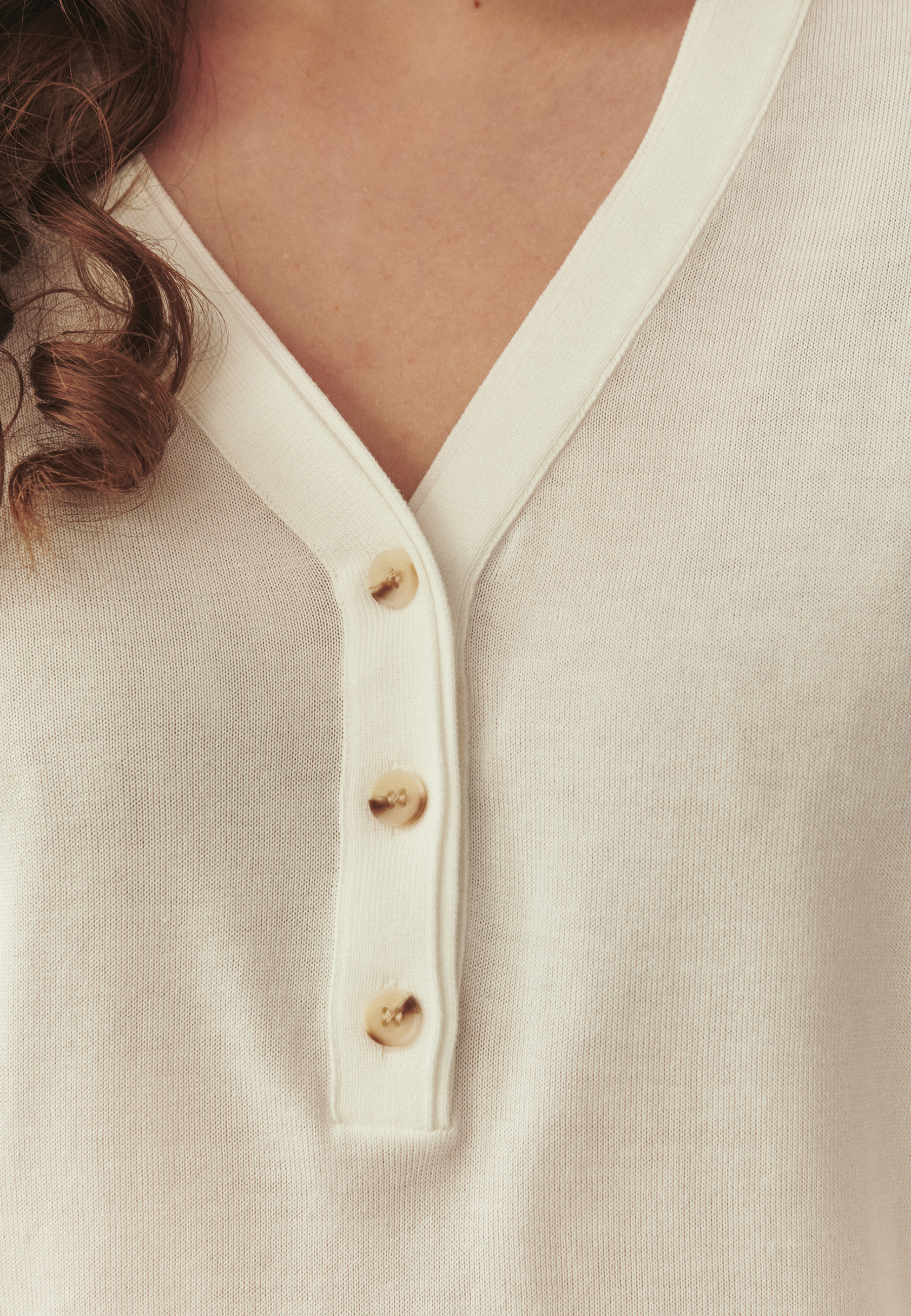 SWETER Z DOMIESZKĄ JEDWABIU - TELLA BIAŁY 2