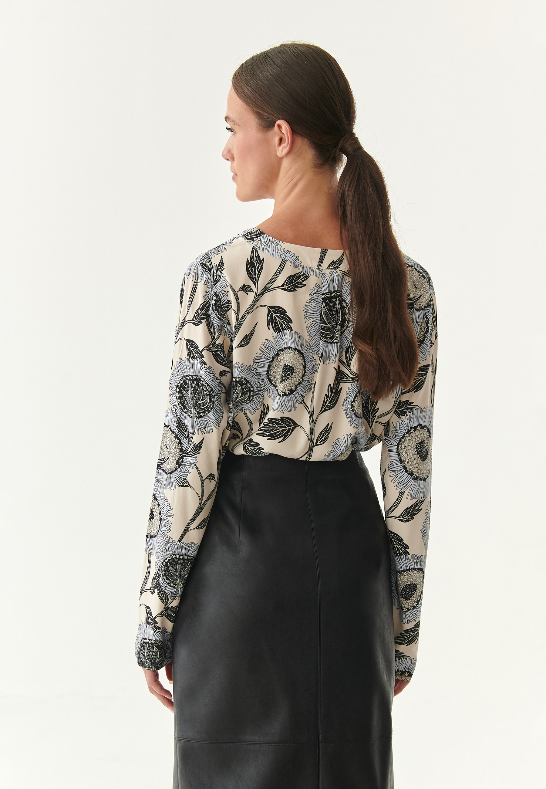 DÁMSKÁ HALENKA S KVĚTINOVÝM MOTIVEM KARIWA