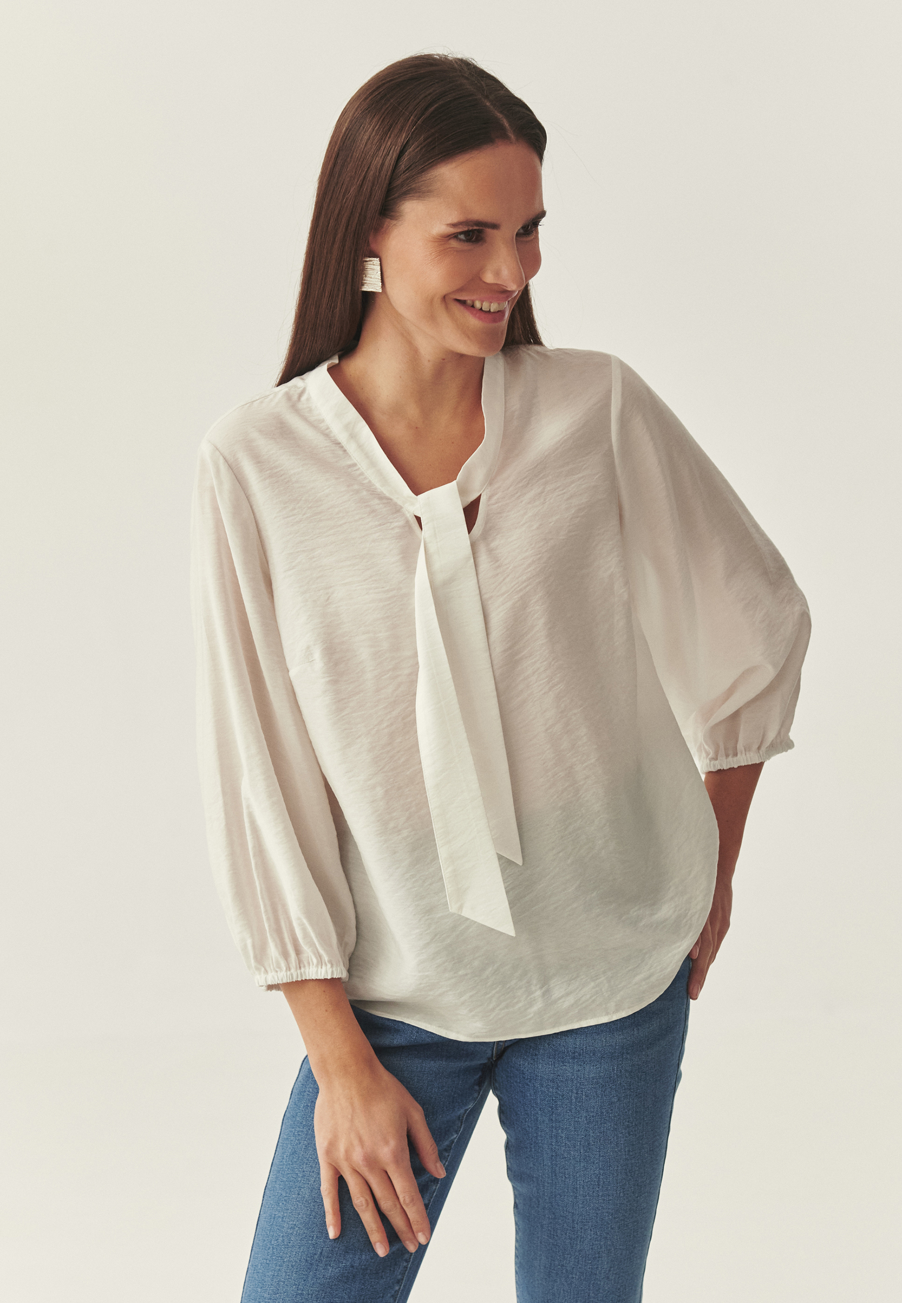 HEDVÁBNÁ BLŮZA S MAŠLÍ U VÝSTŘIHU - MIRVA BÍLÁ 2