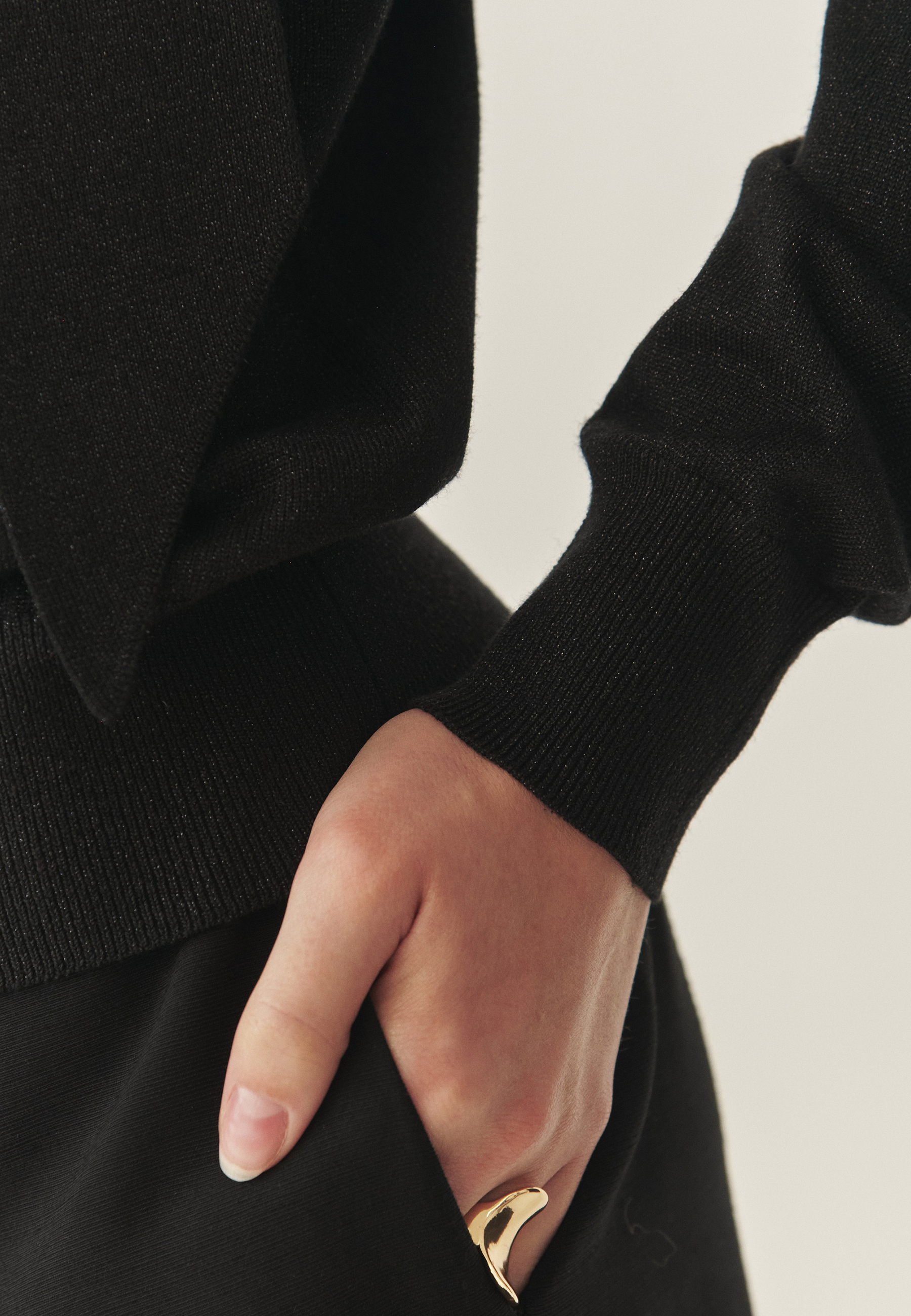 ELEGANCKI SWETER Z OZDOBNYM WIĄZANIEM - CONA CZARNY 2