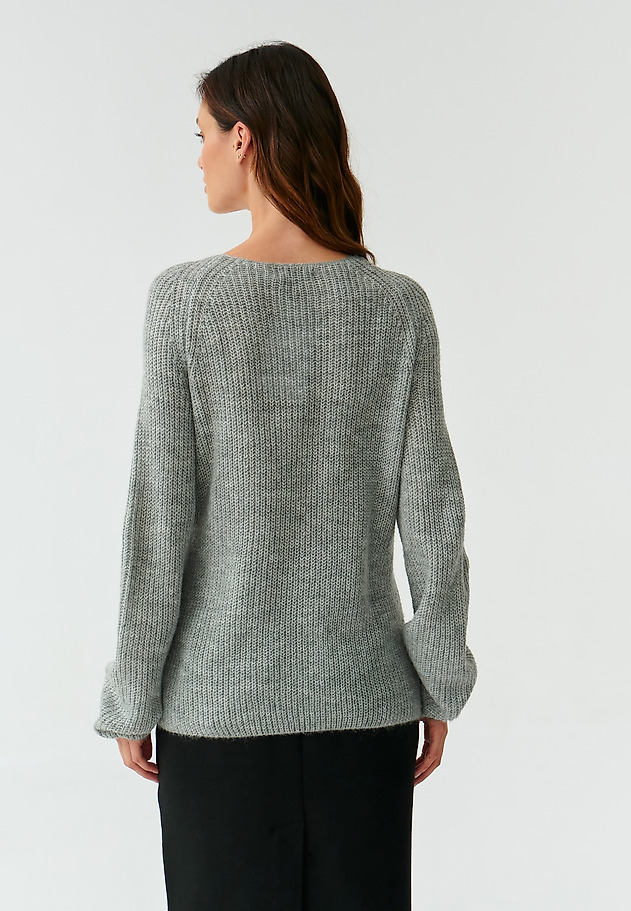 MELANŻOWY SWETER DAMSKI Z DEKOLTEM W ŁÓDKĘ SOSO MELANŻOWY SWETER DAMSKI Z DEKOLTEM W ŁÓDKĘ SOSO SZARY 4