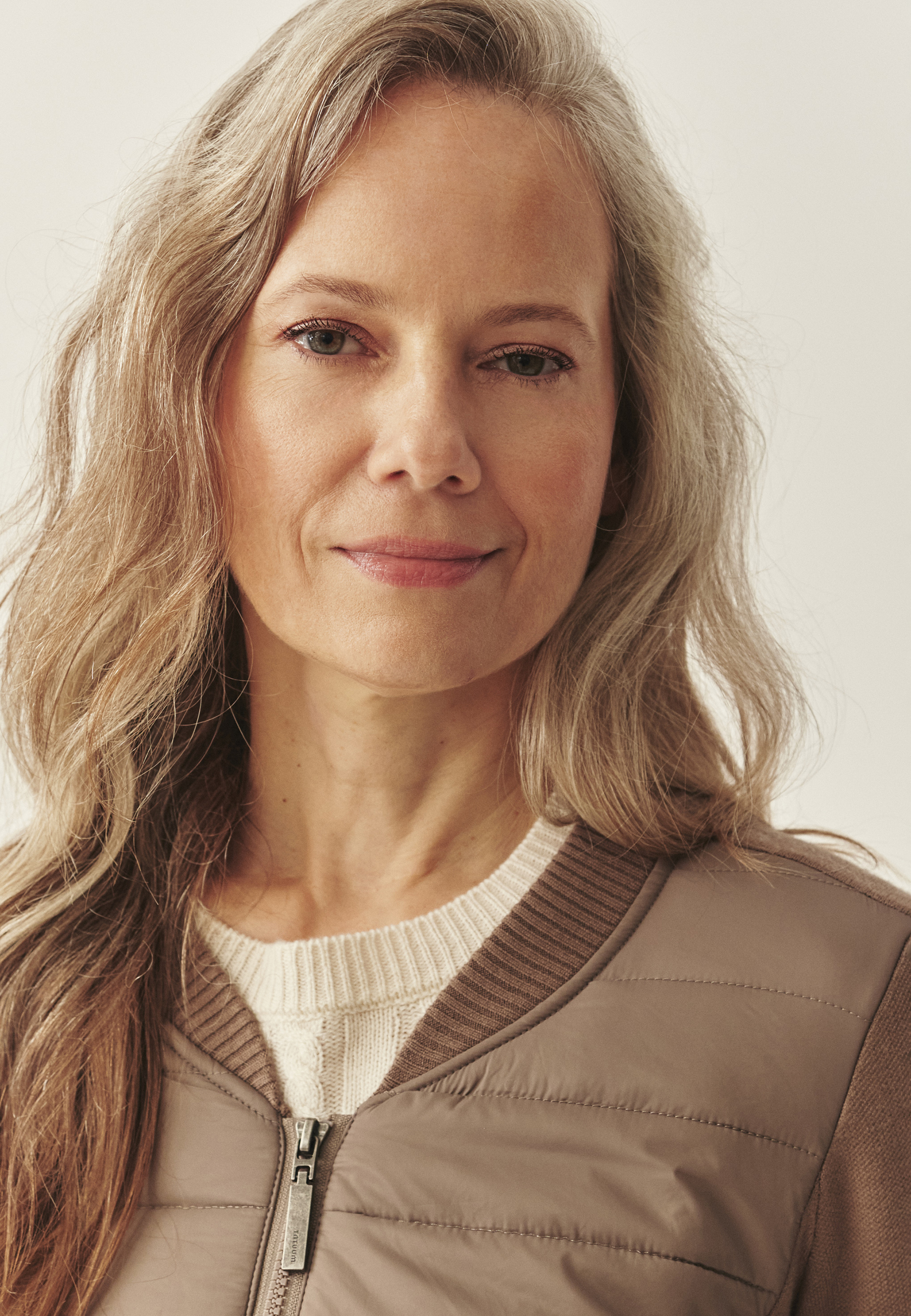 DÁMSKY SVETER S PREŠÍVANOU PREDNOU ČASŤOU – KADEKO 1 BÉŽOVÁ 2