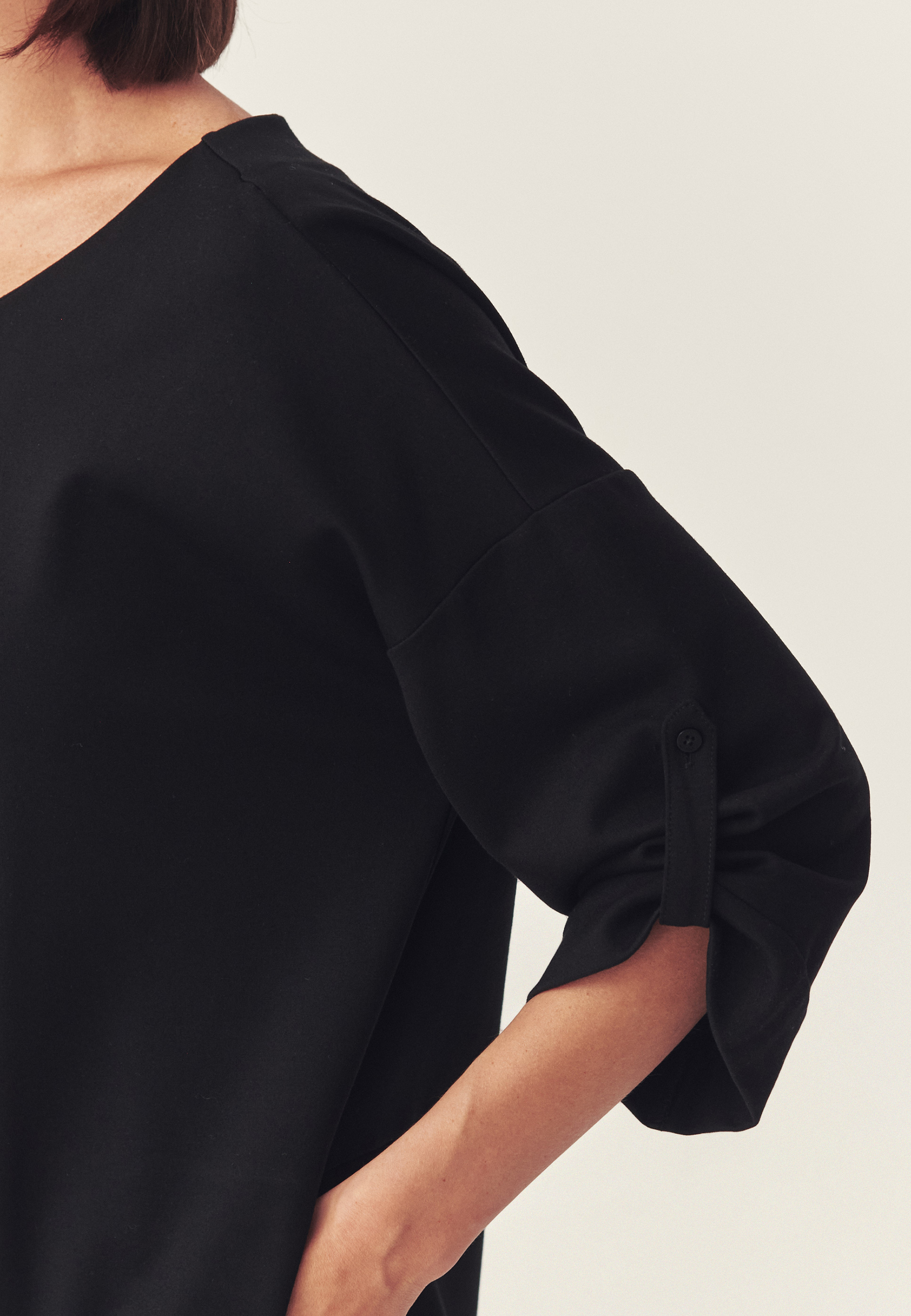 KRÁTKÉ ŠATY BALÓNOVÉHO STŘIHU – IVIKI ČERNÁ 2