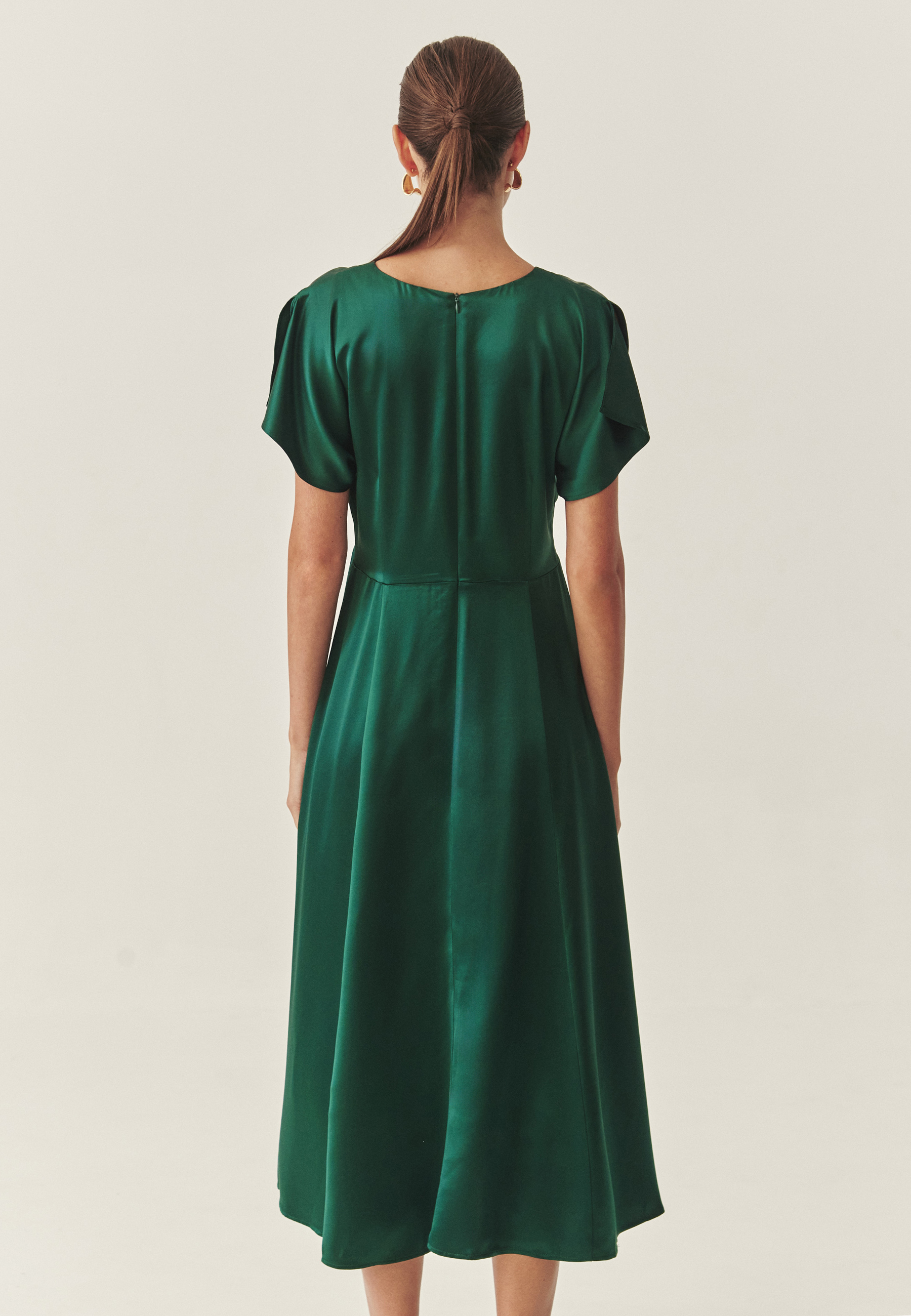 DÁMSKE TEXTILNÉ ŠATY SO SATÉNOVOU ÚPRAVOU – OTESSANA ZELENÁ 2