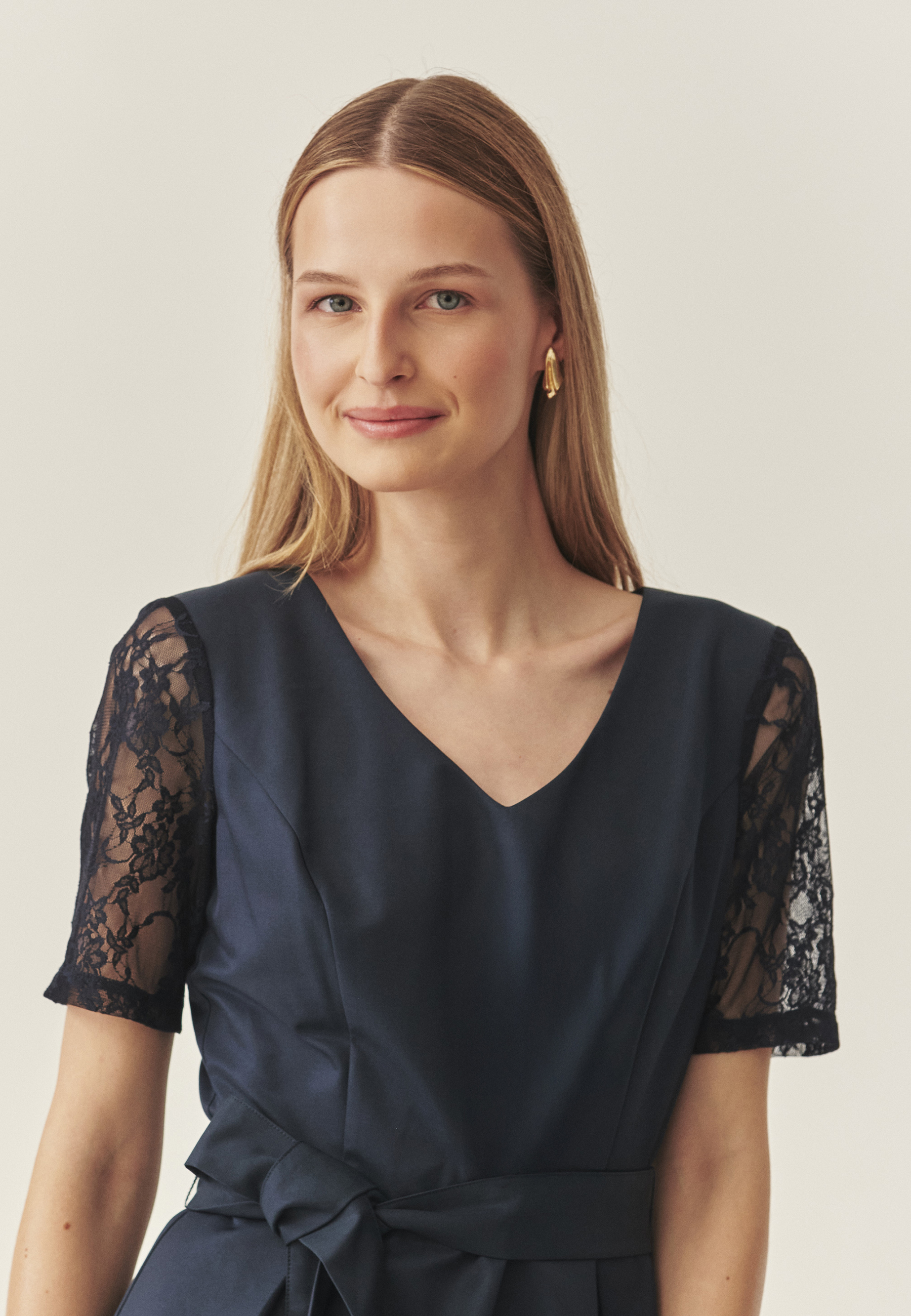 ROZKLOSZOWANA SUKIENKA MIDI Z KORONKOWYMI RĘKAWAMI — DUSTY GRANATOWY 2