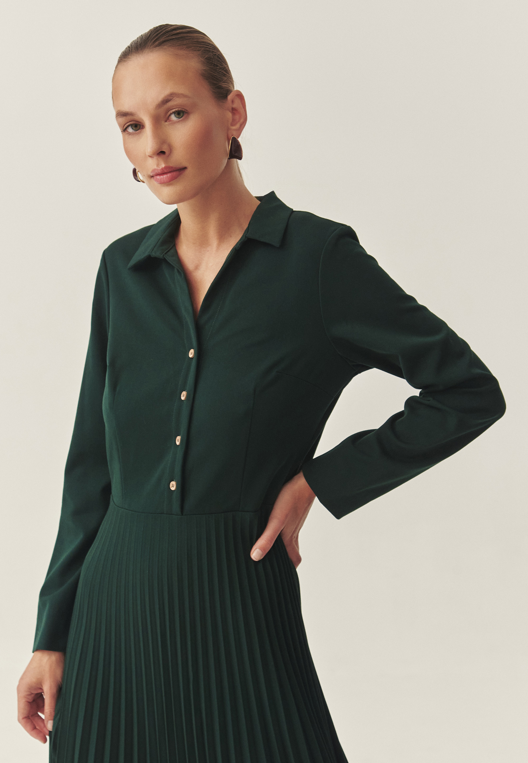 OBLEKA IZ BLAGA Z OVRATNIKOM IN NAGUBANIM SPODNJIM DELOM - NOKA ZELENA 2