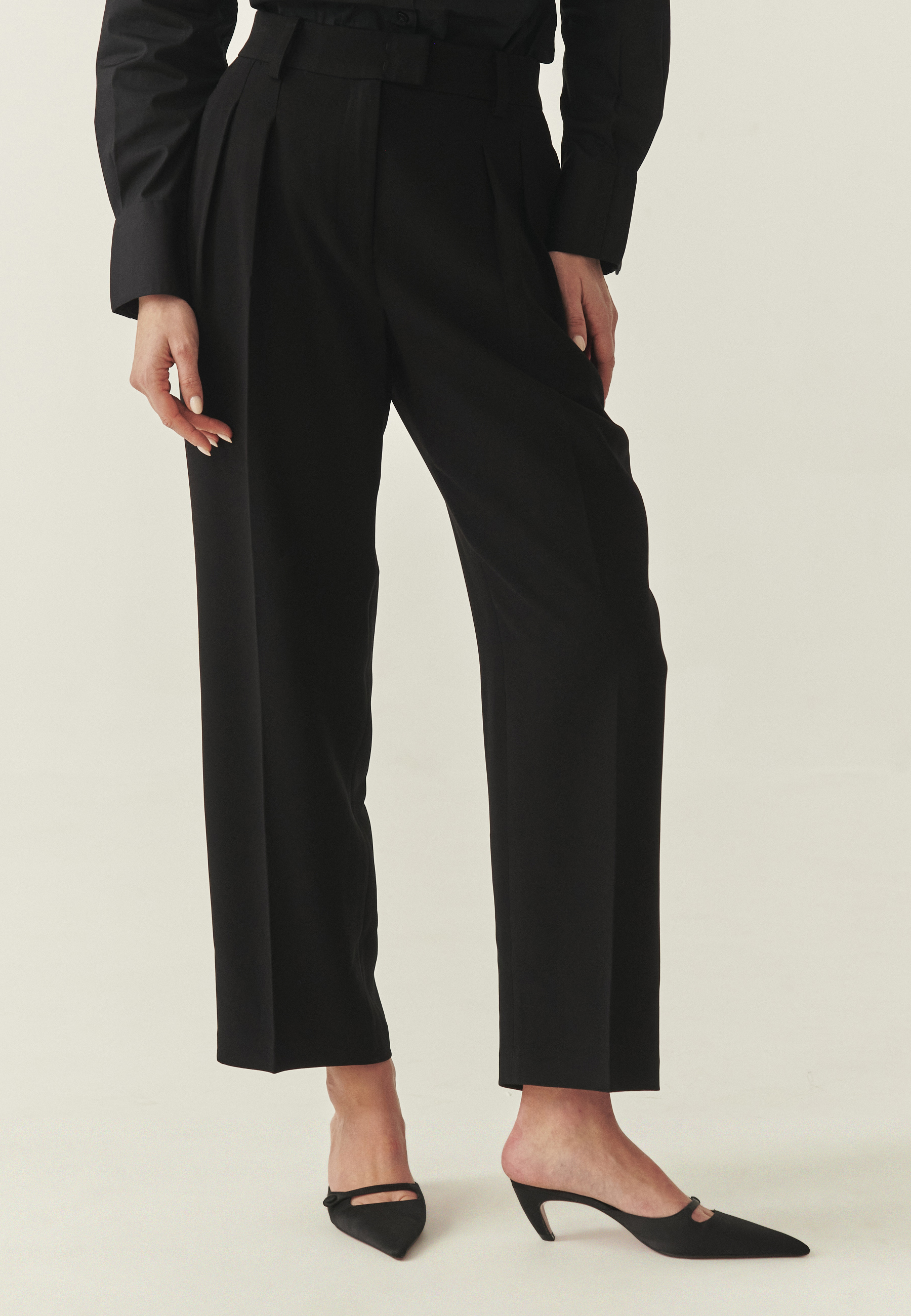 KOSTÝMOVÉ NOHAVICE VOĽNÉHO STRIHU - ULTO