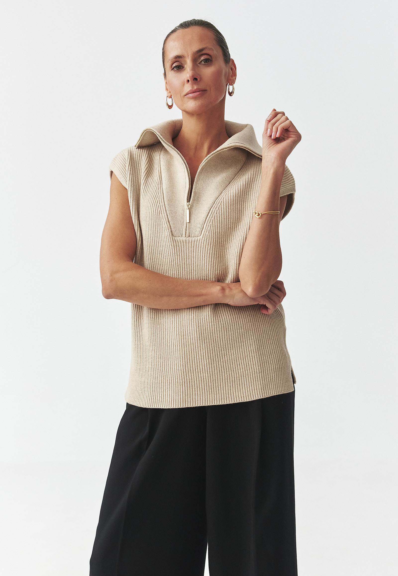 DZIANINOWA KAMIZELKA DAMSKA Z PRZĘDZY — MISAKI DZIANINOWA KAMIZELKA DAMSKA Z PRZĘDZY — MISAKI BEŻOWY 106145