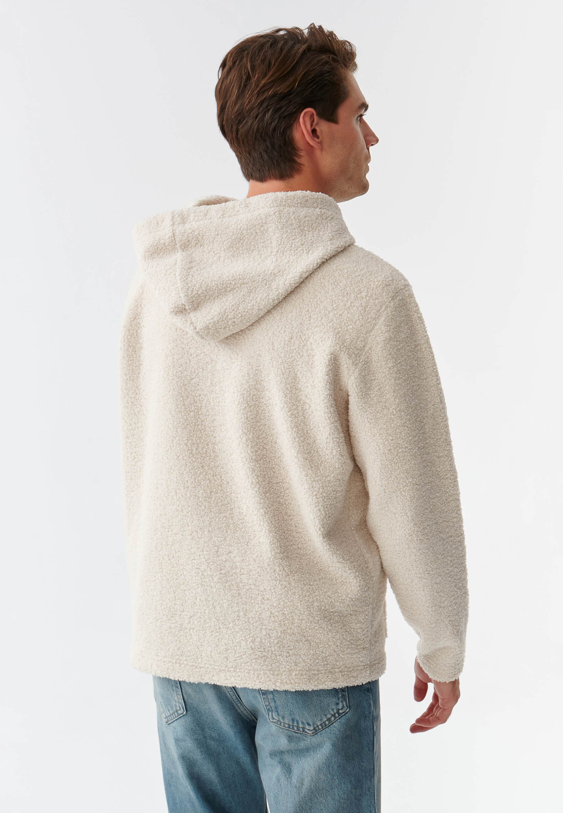 PÁNSKA MIKINA Z OVČEJ KOŽE S NÁŠIVKOU S MOTÍVOM MACKA UŠKA MARAKIN