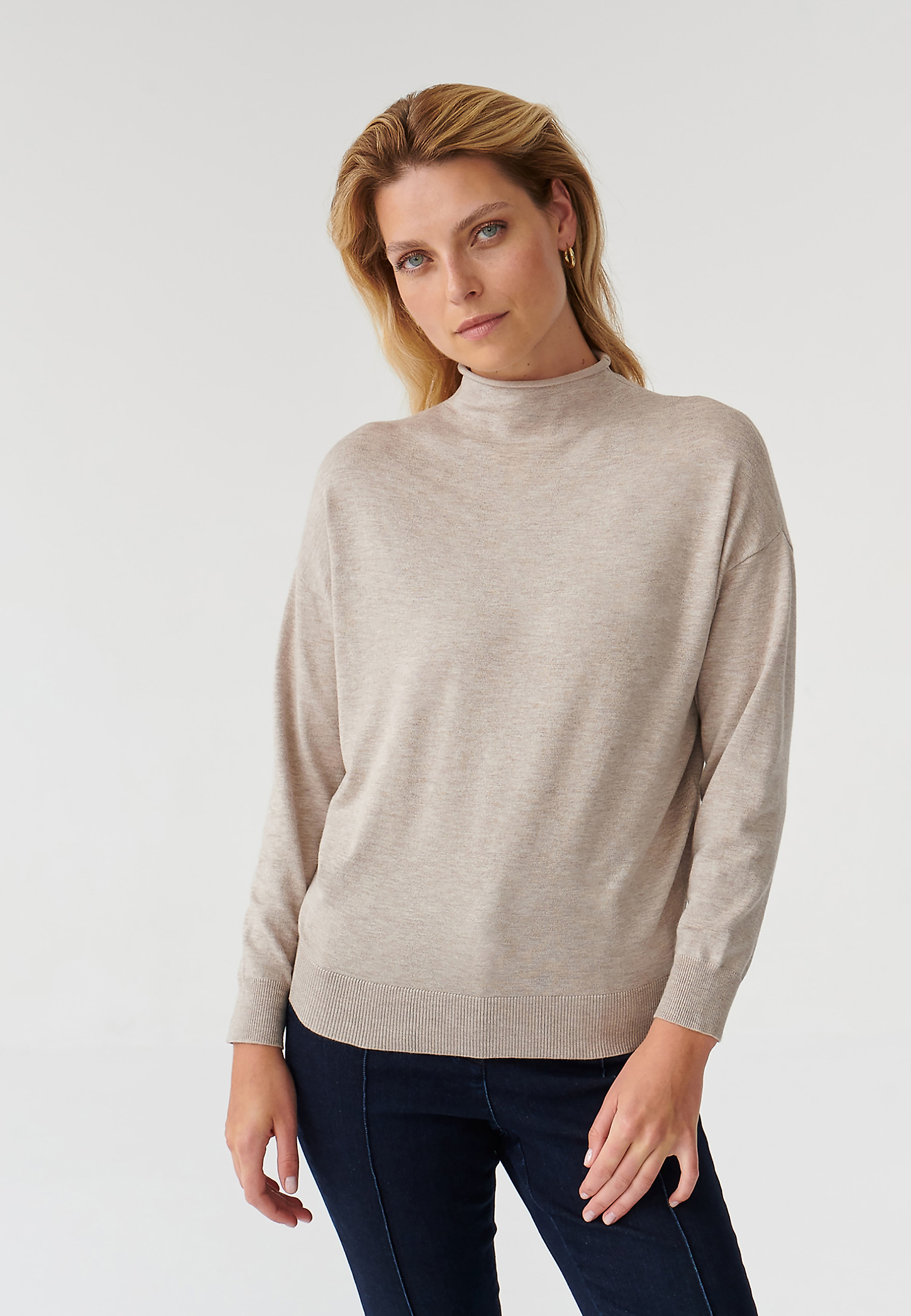 DÁMSKY POLOVIČNÝ ROLÁKOVÝ SVETER NAVI DÁMSKY POLOVIČNÝ ROLÁKOVÝ SVETER NAVI BÉŽOVÁ 90484