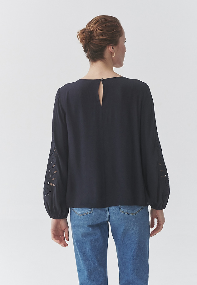 VISKOZNA BLUZA S CVETLIČNO VEZENINO - ALIZZIE VISKOZNA BLUZA S CVETLIČNO VEZENINO - ALIZZIE TEMNO MODRA 3