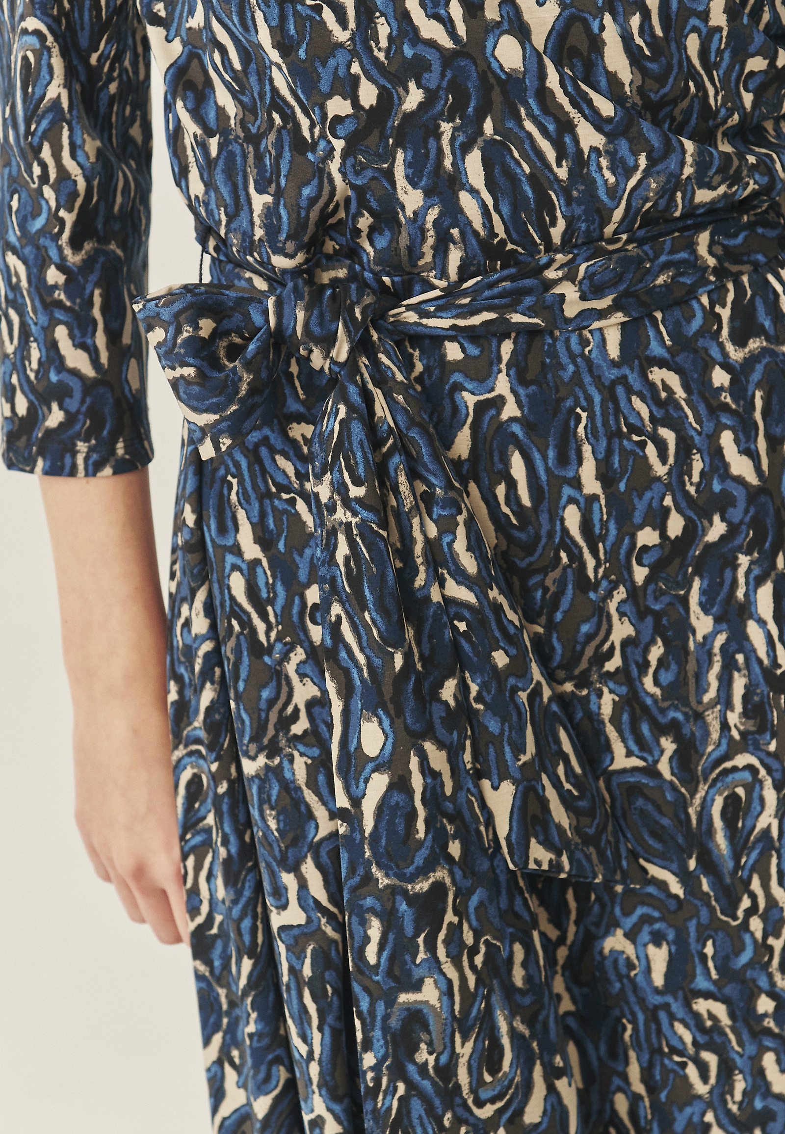 FEMININE MIDI DRESS WITH ORIGINAL DESIGN - IGA FEMININE MIDI DRESS WITH ORIGINAL DESIGN - IGA MULTICOLOR 118858