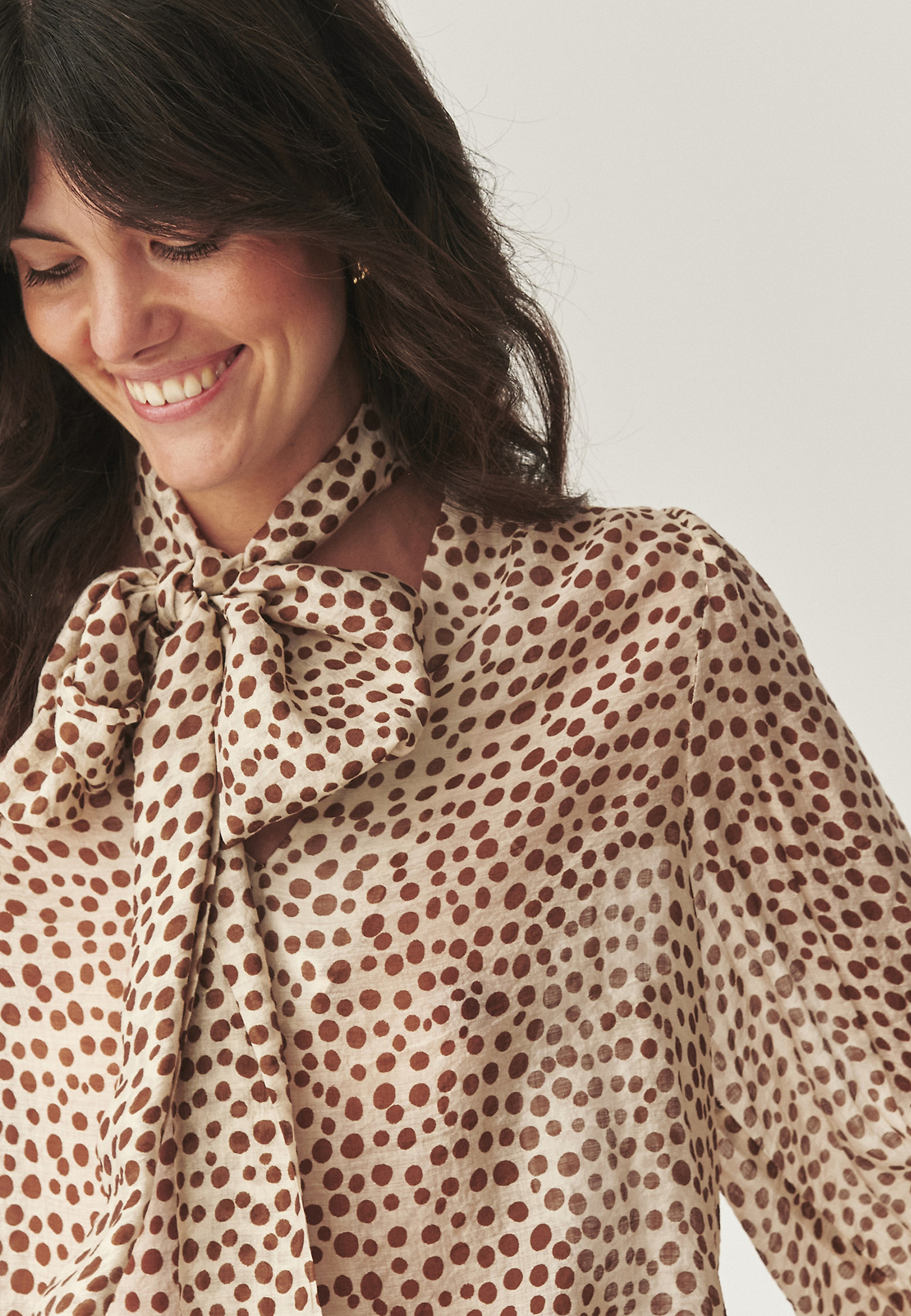 VZOROVANÁ BLÚZKA S OZDOBNÝM VIAZANÍM - SONRI VZOROVANÁ BLÚZKA S OZDOBNÝM VIAZANÍM - SONRI VIACFAREBNÝ 114248