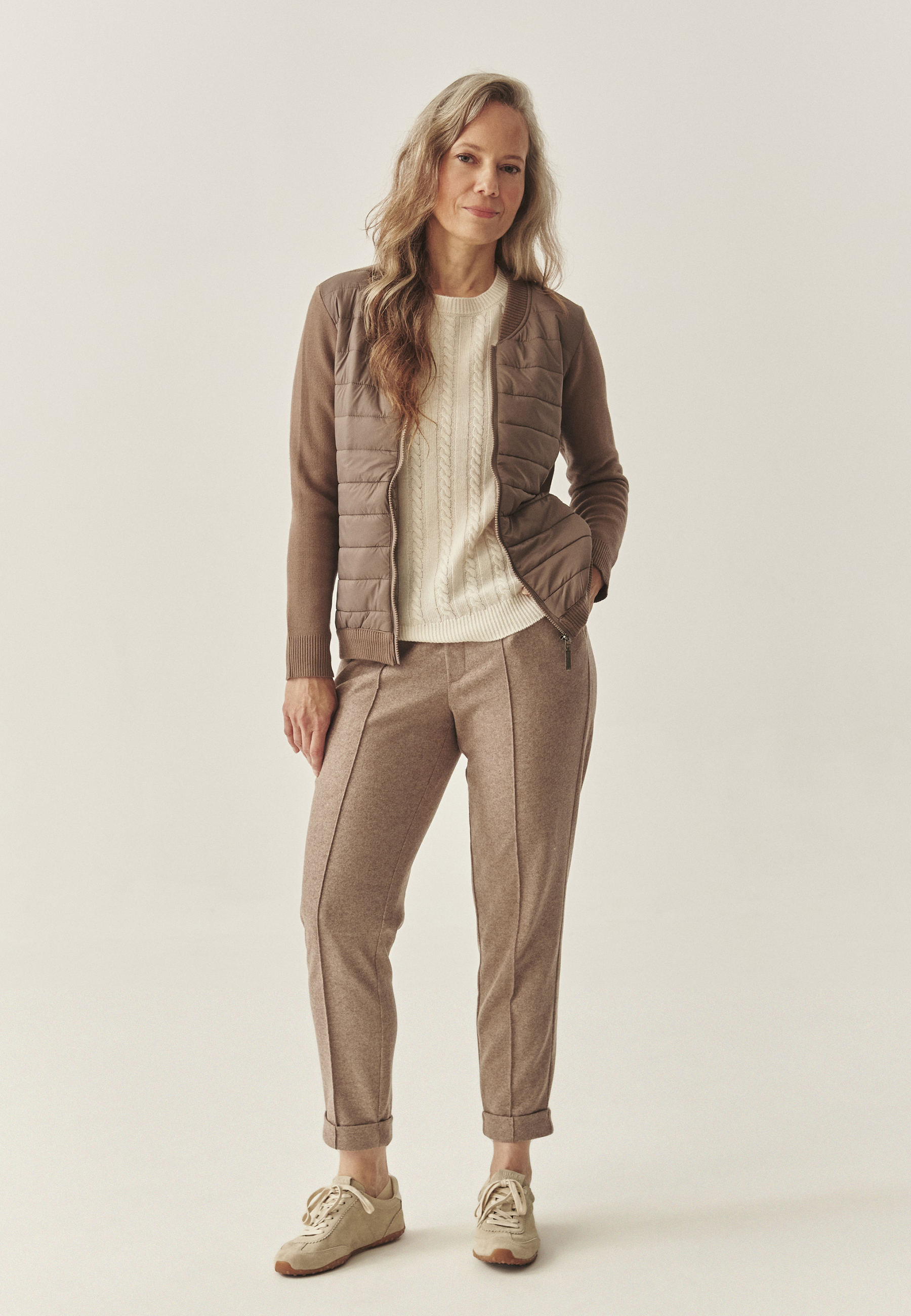 DÁMSKY SVETER S PREŠÍVANOU PREDNOU ČASŤOU – KADEKO 1 BÉŽOVÁ 2