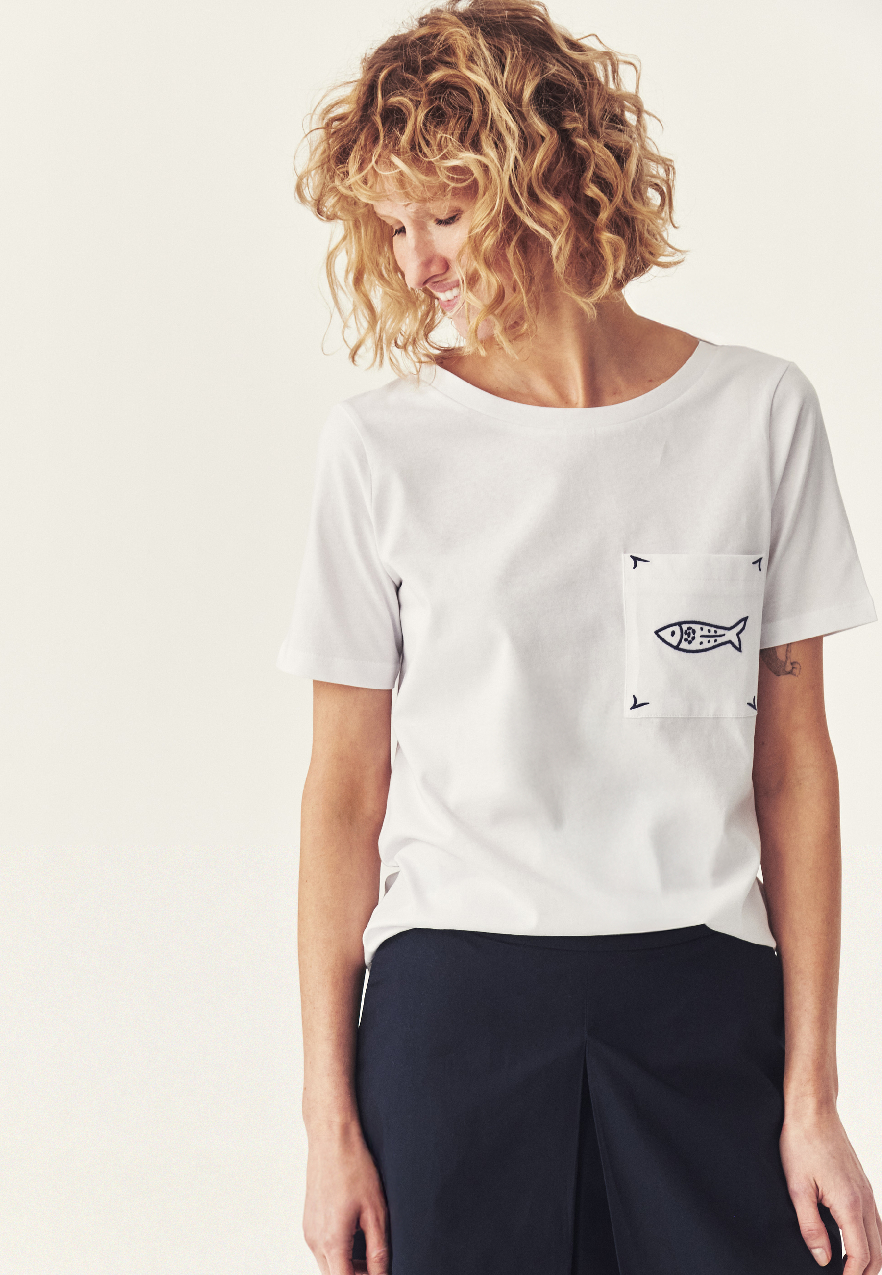 BAWEŁNIANY T-SHIRT Z KIESZONKĄ - MIRASA BIAŁY 2