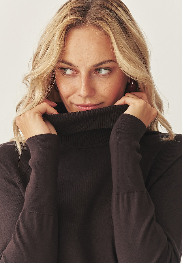 KLASIČNI TURTLENECK JUMPERS - NEKOKI KLASIČNI TURTLENECK JUMPERS - NEKOKI RJAVA 1