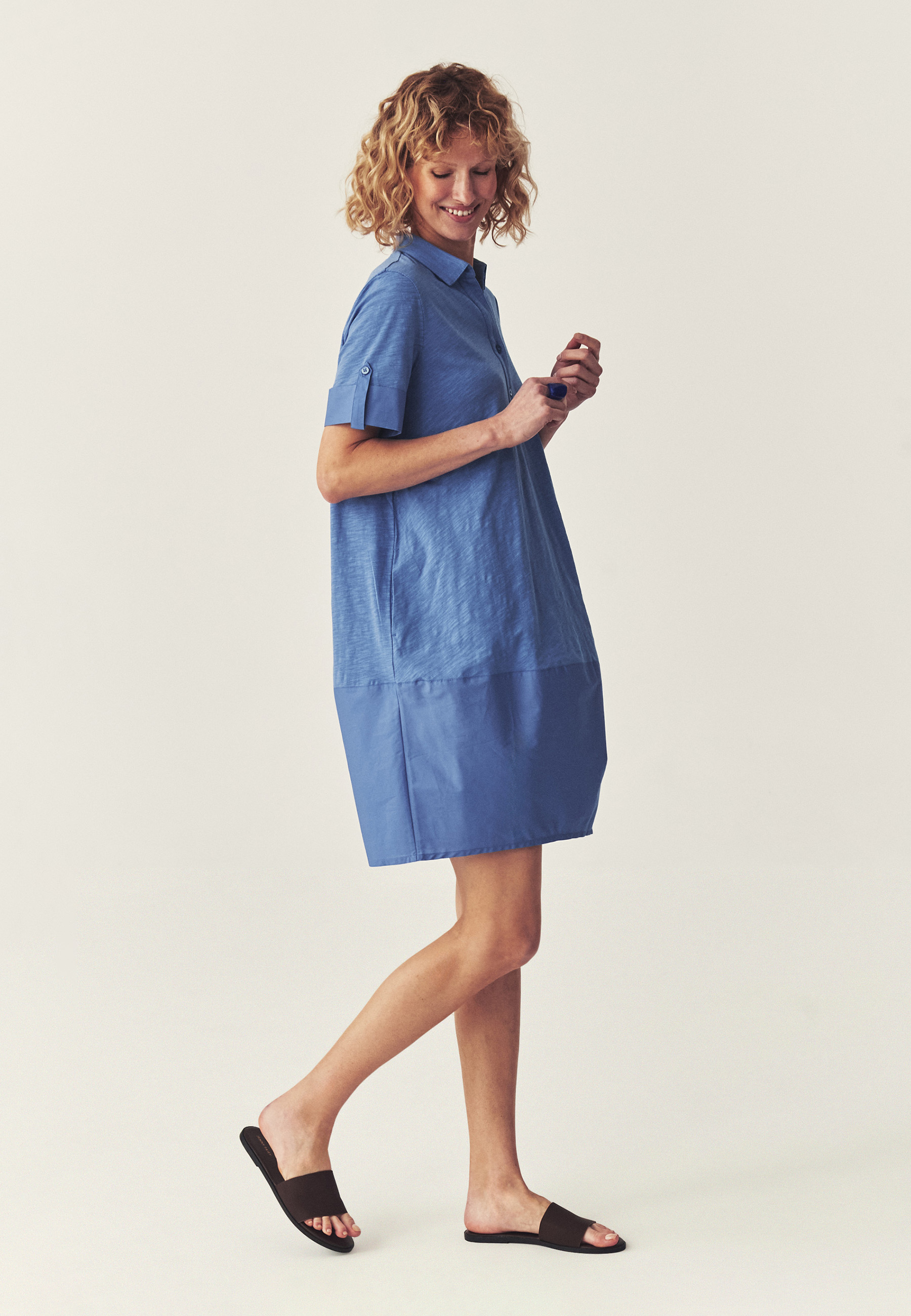 SWOBODNA SUKIENKA Z ŁĄCZONYCH MATERIAŁÓW - ATARA NIEBIESKI 2